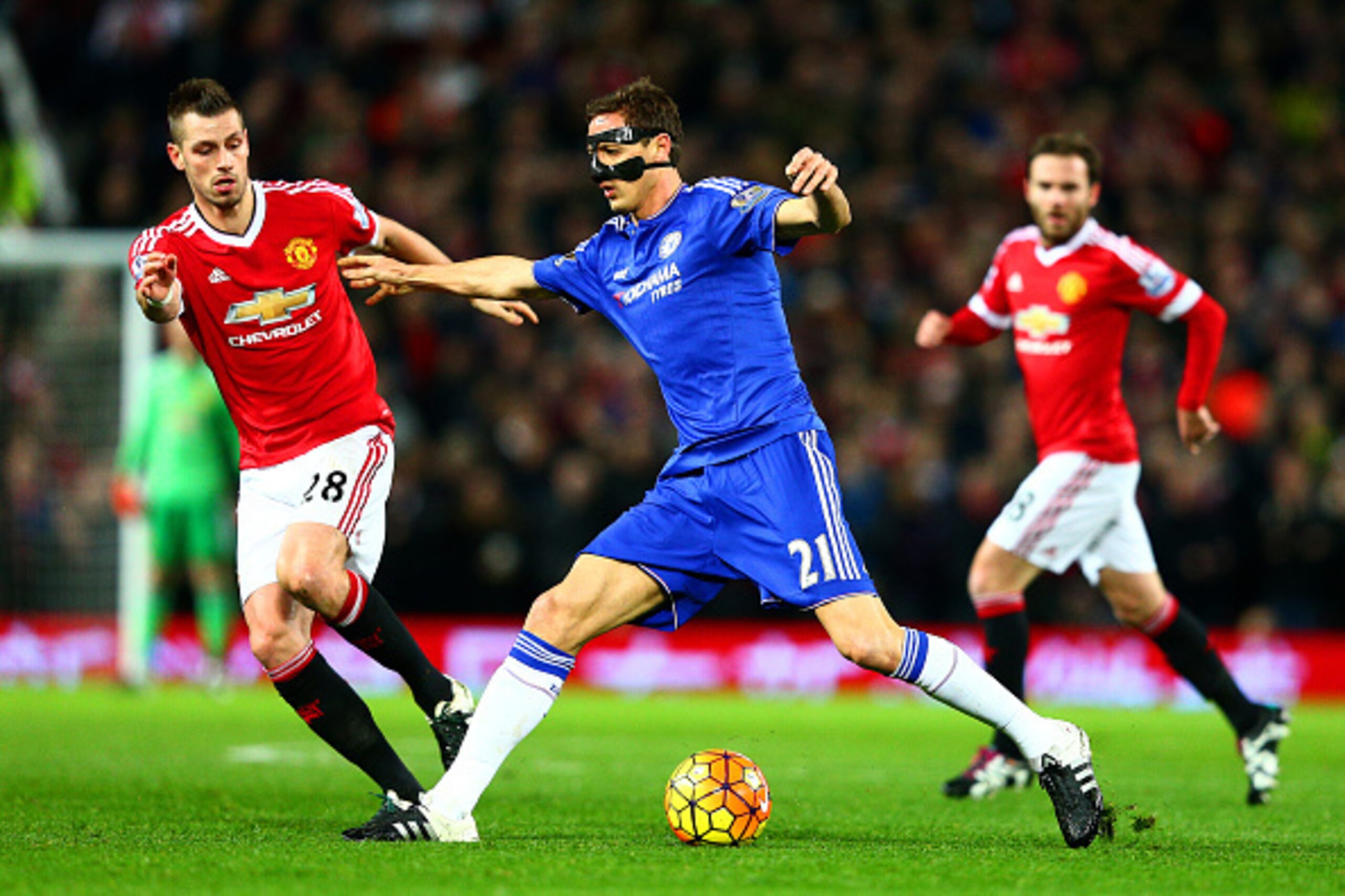 MANCHESTER, ENGLAND - DECEMBER 28:  Nemanja Matic of Chelsea battles for the ball with Morgan Schneiderlin of Manchester United during the Barclays Premier League match between Manchester United and Chelsea at Old Trafford on December 28, 2015 in Manchest