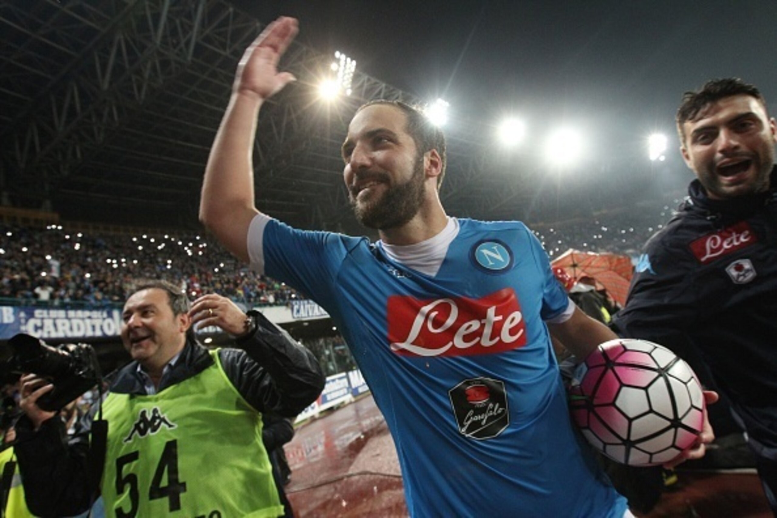 Napoli's Argentinian-French forward Gonzalo Higuain celebrates at the end of the Italian Serie A football match SSC Napoli vs Frosinone Calcio on May 14 2016 at the San Paolo stadium in Naples. / AFP / CARLO HERMANN (Photo credit should read CARLO Napoli's Argentinian-French forward Gonzalo Higuain celebrates at the end of the Italian Serie A football match SSC Napoli vs Frosinone Calcio on May 14 2016 at the San Paolo stadium in Naples. / AFP / CARLO HERMANN (Photo credit should read CARLO