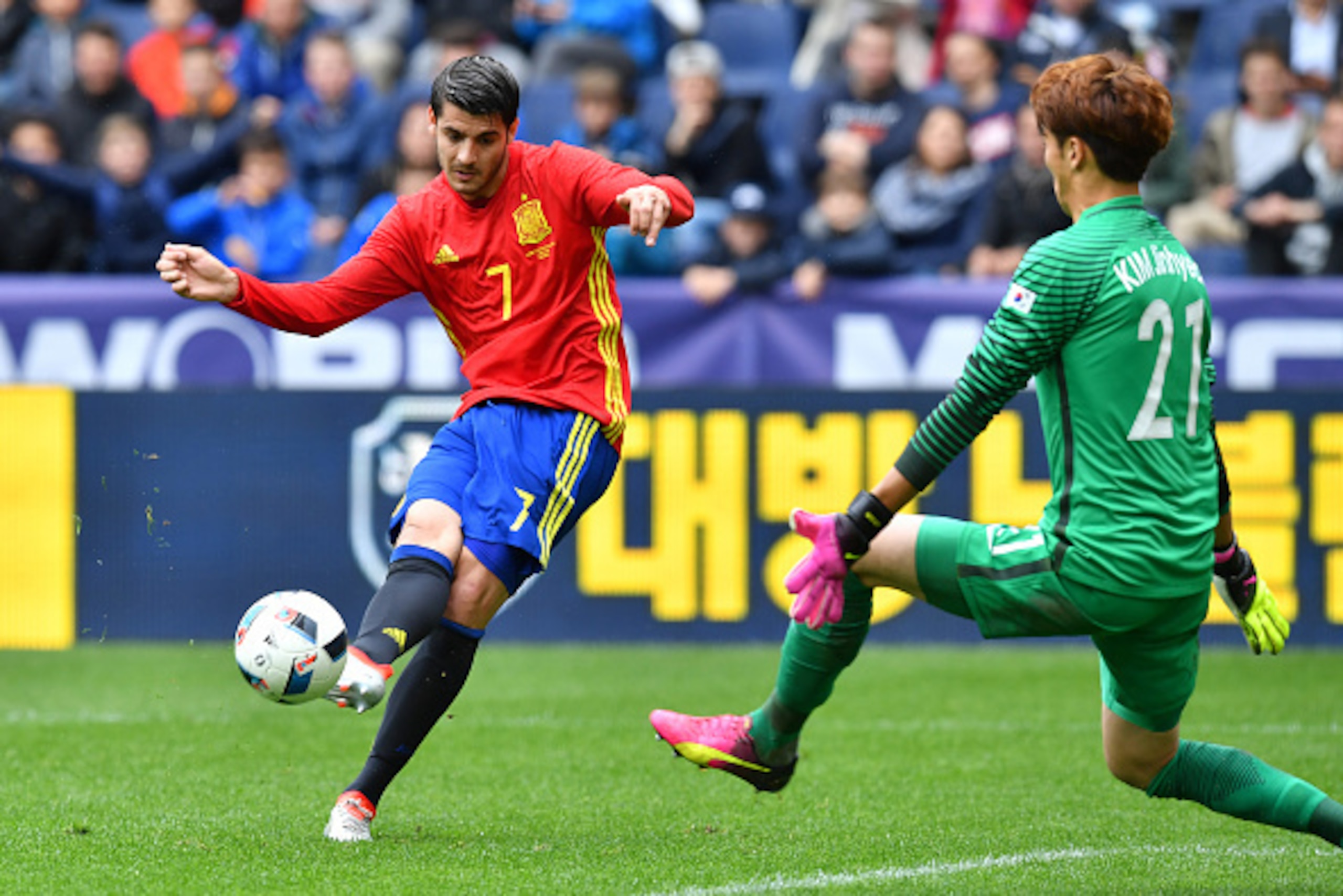 Spain's forward Alvaro Morata and South Korea's goalkeeper Kim Jin-Hyeon vie for the ball during the Euro 2016 friendly football match between Spain and South Korea at Red Bull stadium in Salzburg, Austria on June 1, 2016. / AFP / WILDBILD        (Photo c