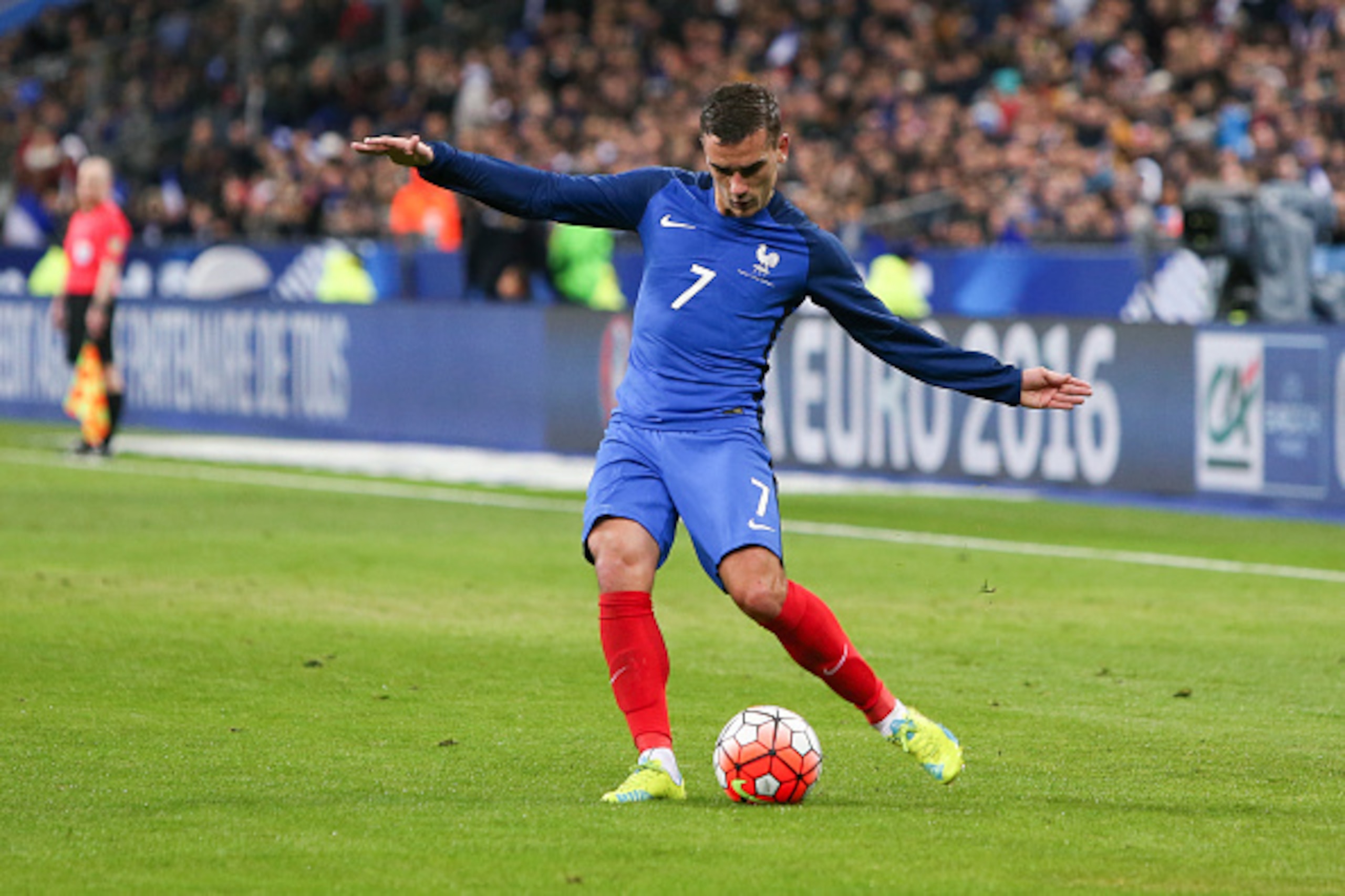 PARIS, FRANCE - MARCH 29: Antoine Griezmann #7 of France shoots a free kick during the international friendly game between France and Russia at Stade de France on March 29, 2016 in Paris, France. (Photo by Catherine Steenkeste/Getty Images)
