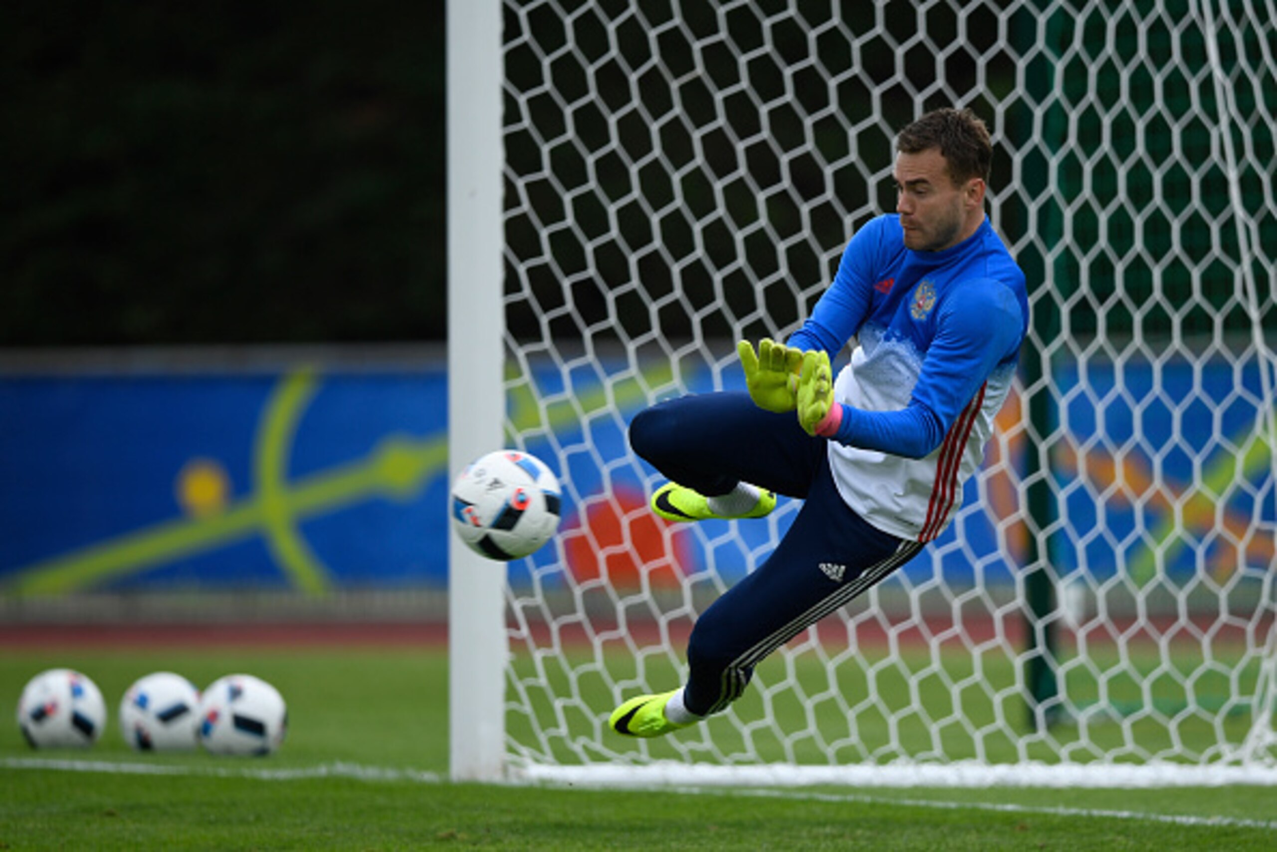 Russian goalkeeper Igor Akinfeev practices during a training session, on June 8, 2016 in Croissy-sur-Seine, outside Paris, two days ahead of the beginning of the Euro 2016 European football championships.  / AFP / MARTIN BUREAU        (Photo credit should