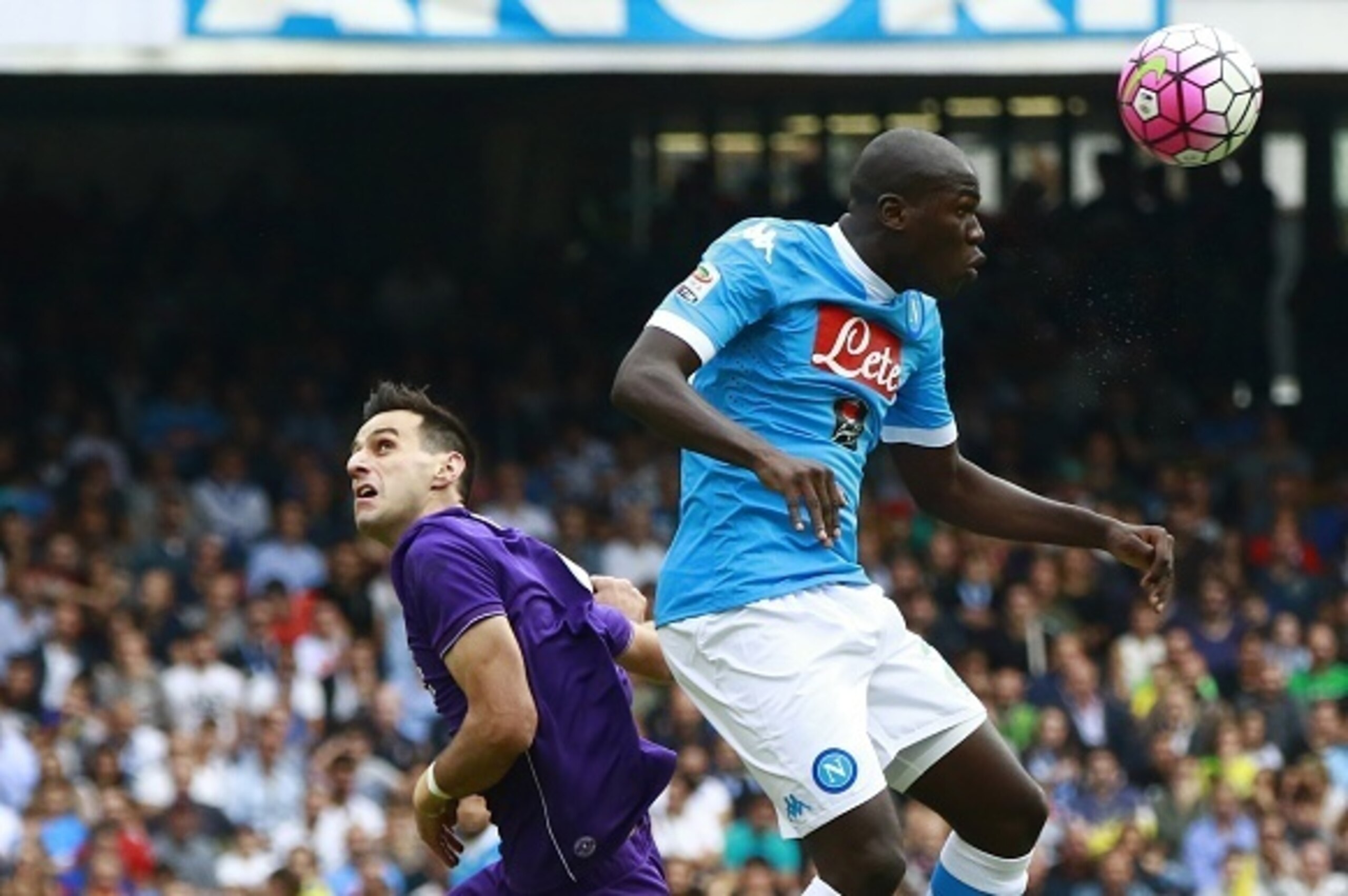 Napoli's French defender Kalidou Koulibaly (R) vies with Fiorentina's Croatian forward Nikola Kalinic during the Italian Serie A football match SSC Napoli vs ACF Fiorentina on October 18, 2015 at the San Paolo stadium in Naples. AFP PHOTO / CARLO HERMANN 