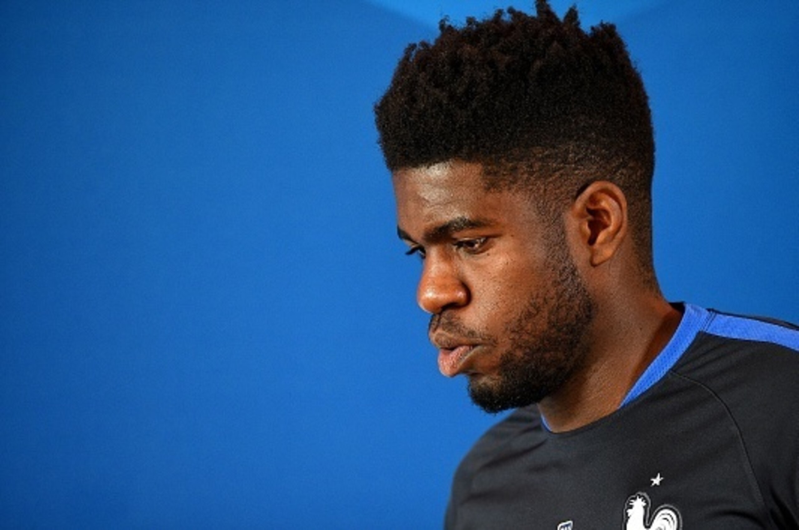 France's defender Samuel Umtiti arrives for a press conference at the Aguilera stadium in Biarritz, on May 21, 2016, during the team preparation for the Euro 2016 European football.  / AFP / FRANCK FIFE        (Photo credit should read FRANCK FIFE/AFP/Get