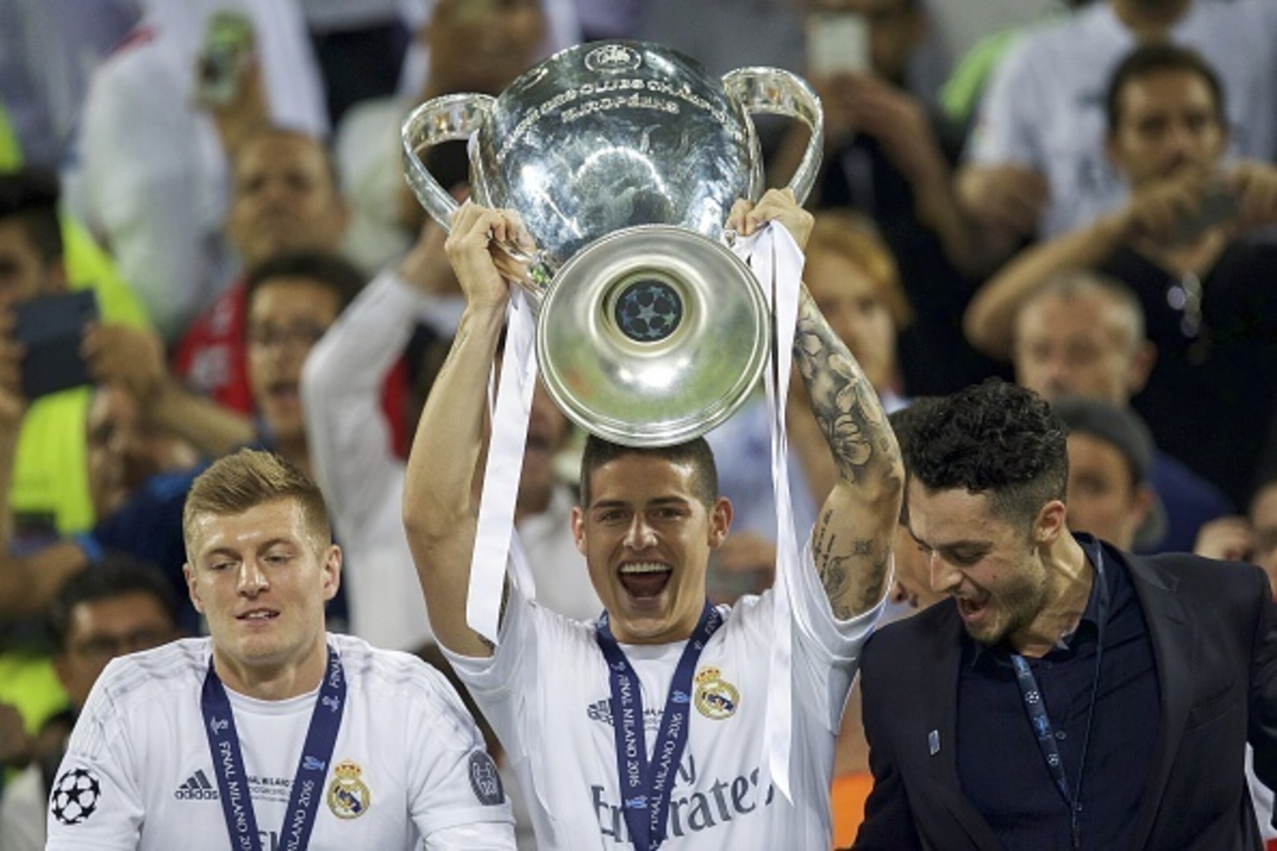 (L-R) Toni Kroos of Real Madrid, James Rodriguez of Real Madrid with Champions League trophy, Coupe des clubs Champions Europeeens during the UEFA Champions League final match between Real Madrid and Atletico Madrid on May 28, 2016 at the Giuseppe Meazza 