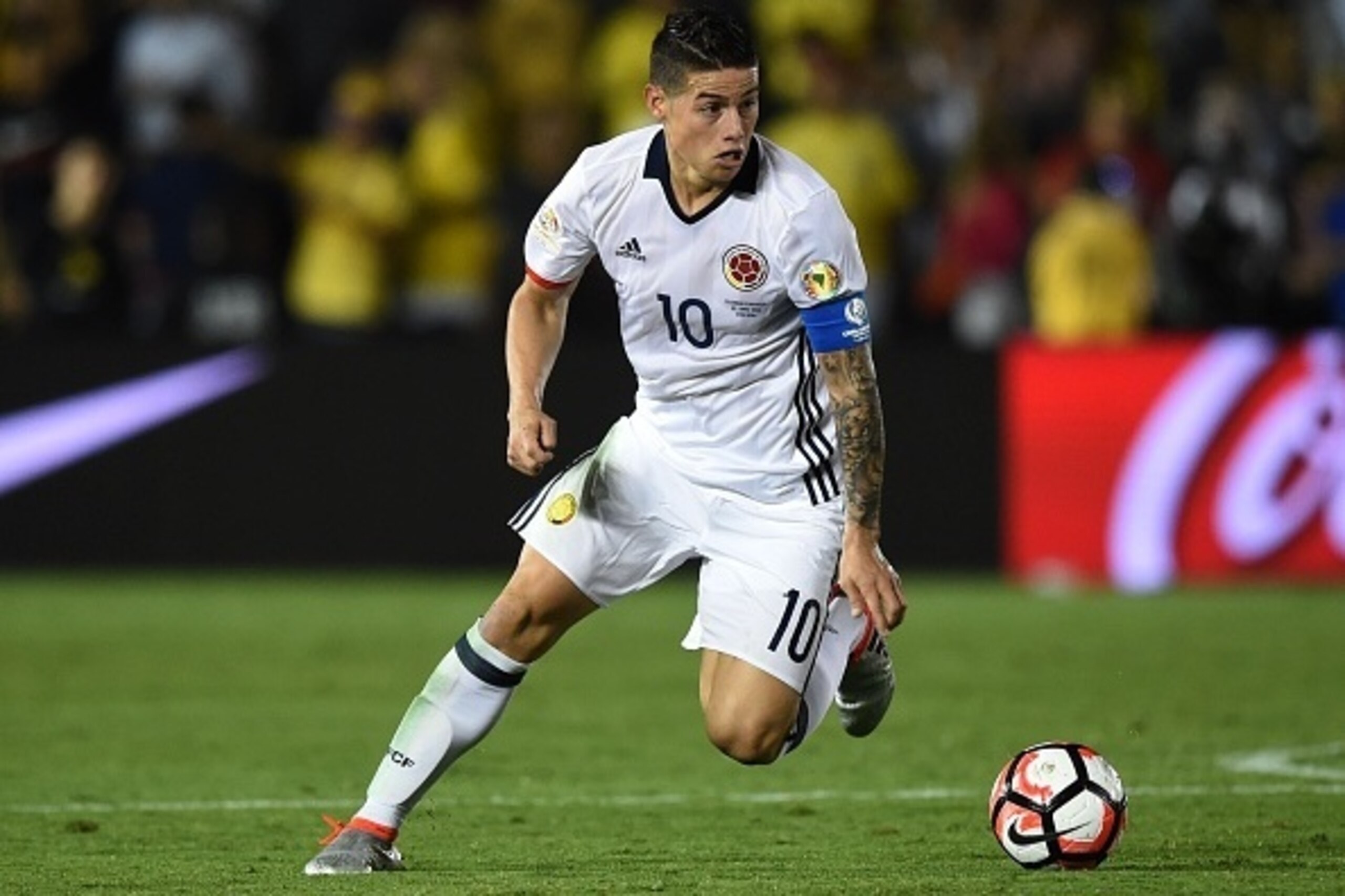Colombia's James Rodriguez controls the ball during a Copa America Centenario football match against Paraguay in Pasadena, California, United States, on June 7, 2016.  / AFP / Mark Ralston        (Photo credit should read MARK RALSTON/AFP/Getty Images)