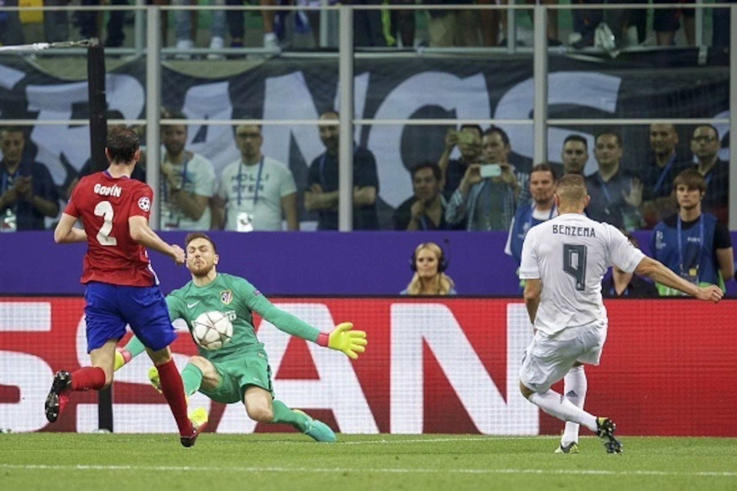 (L-R) Diego Godin of Club Atletico de Madrid, goalkeeper Jan Oblak of Club Atletico de Madrid, Karim Benzema of Real Madrid during the UEFA Champions League final match between Real Madrid and Atletico Madrid on May 28, 2016 at the Giuseppe Meazza San Sir