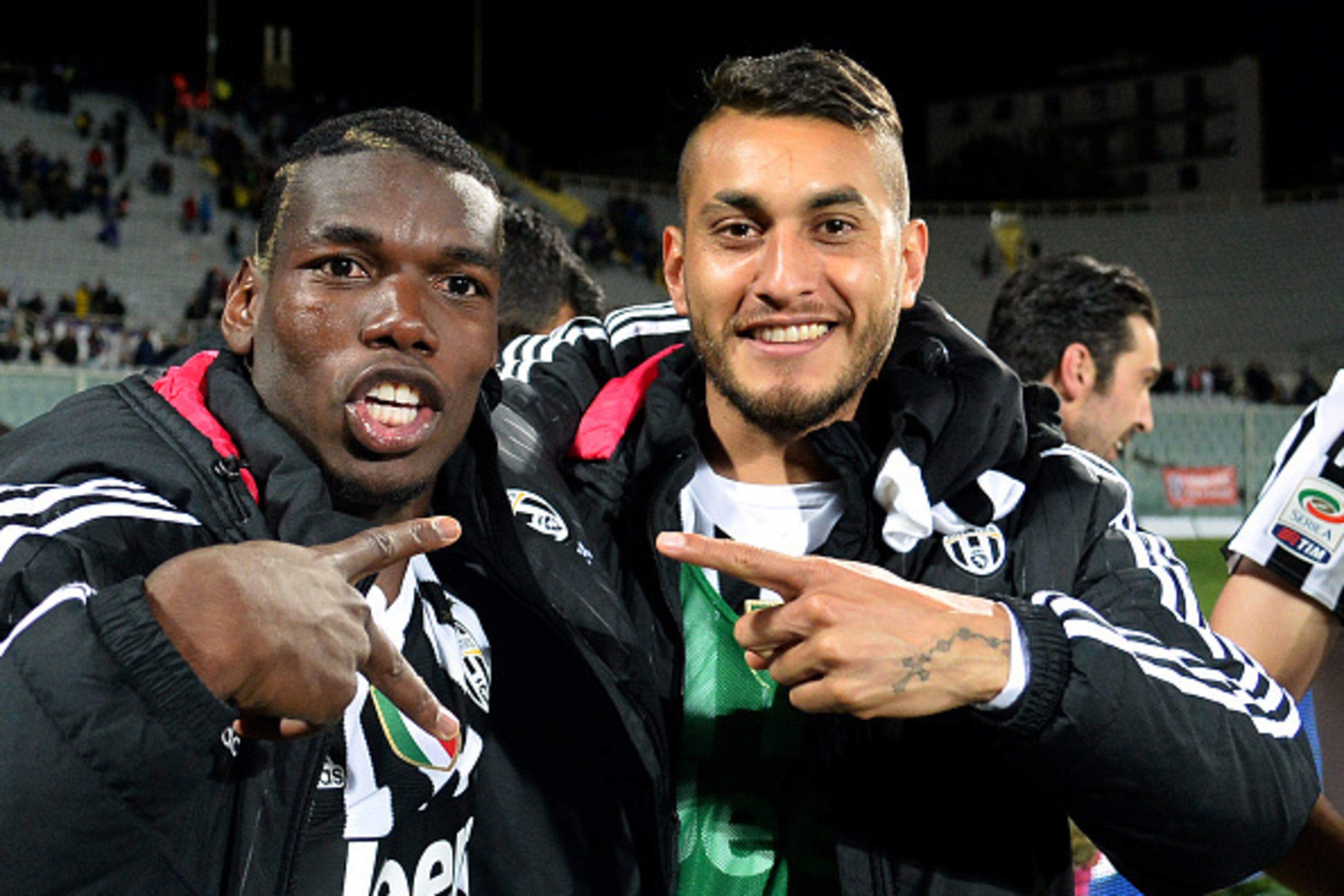 Juventus' French midfielder Paul Pogba (L) and Juventus' Argentinian midfielder Roberto Pereyra celebrates at the end of  the Italian Serie A football match Fiorentina vs Juventus on April 24, 2016 at the Artemio Franchi stadium in Florence.  / AFP / ALBE