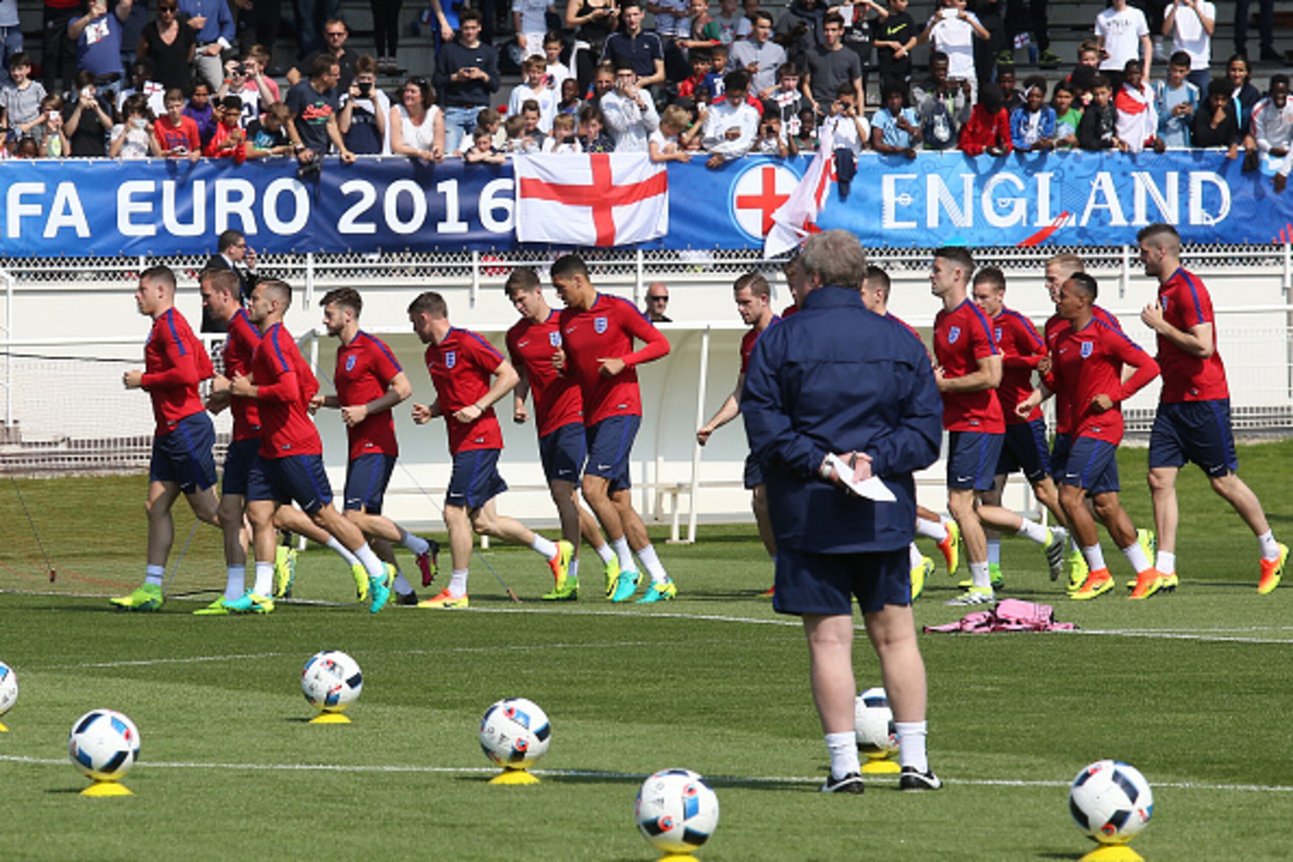 CHANTILLY, FRANCE - JUNE 7: Players of England warm up during the first practice session of Team England in France ahead of the UEFA EURO 2016 at Stade des Bourgognes on June 7, 2016 in Chantilly, France. (Photo by Jean Catuffe/Getty Images)