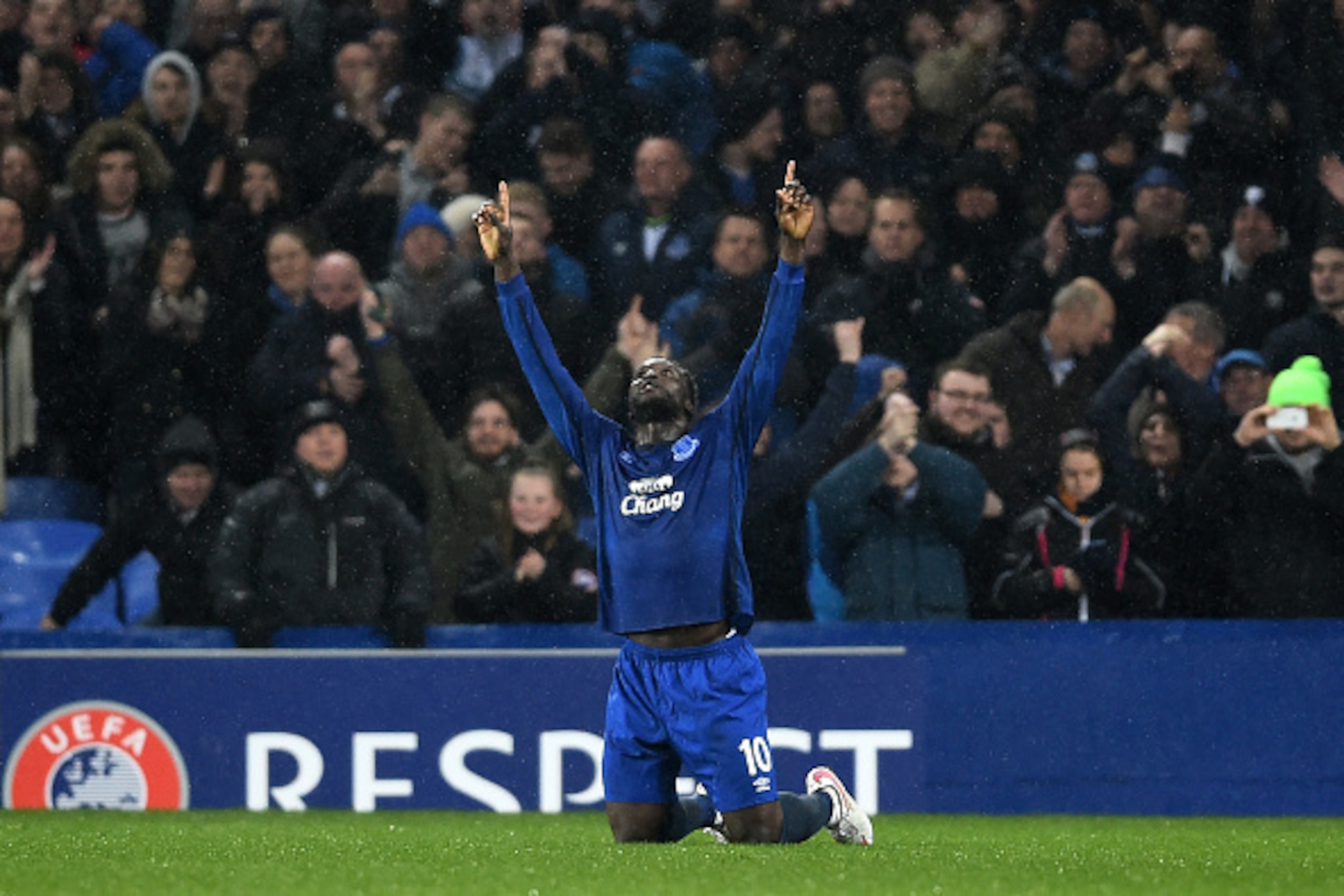 LIVERPOOL, ENGLAND - MARCH 12:  Romelu Lukaku of Everton celebrates after scoring his team's second goal from the penalty spot during the UEFA Europa League Round of 16, first leg match between Everton and FC Dynamo Kyiv at Goodison Park on March 12, 2015