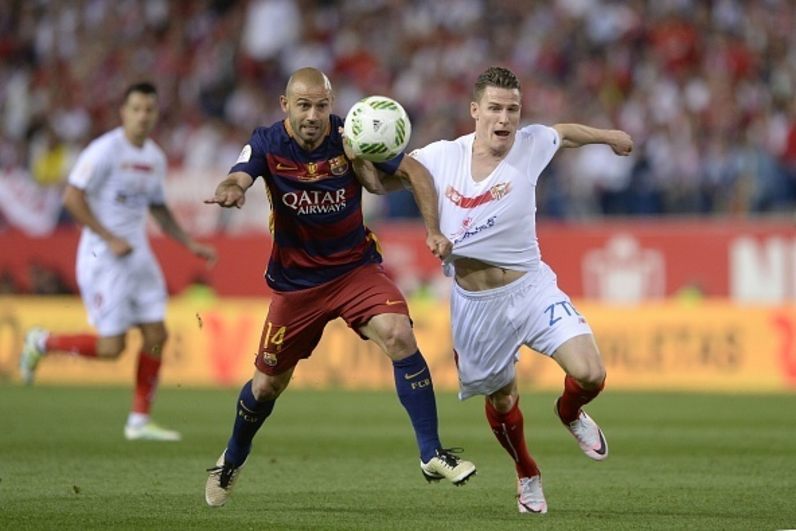 Barcelona's Argentinian defender Javier Mascherano (L) vies with Sevilla's French forward Kevin Gameiro during the Spanish 'Copa del Rey' (King's Cup) final match FC Barcelona vs Sevilla FC at the Vicente Calderon stadium in Madrid on May 22, 2016. / AFP 