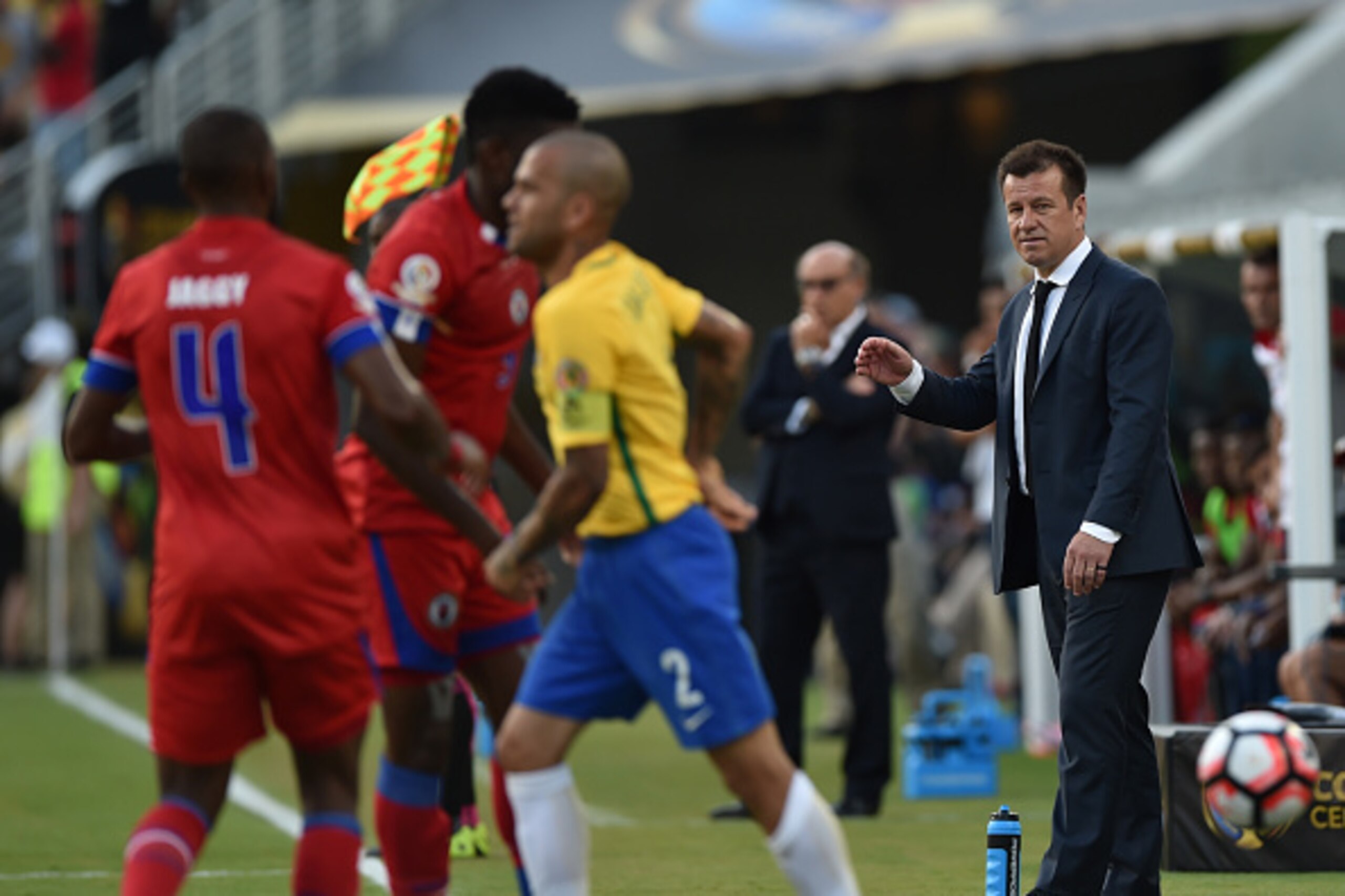 Brazil's coach Dunga (R) gestures during a Copa America Centenario football match against Haiti in Orlando, Florida, United States, on June 8, 2016.  / AFP / Hector RETAMAL        (Photo credit should read HECTOR RETAMAL/AFP/Getty Images)