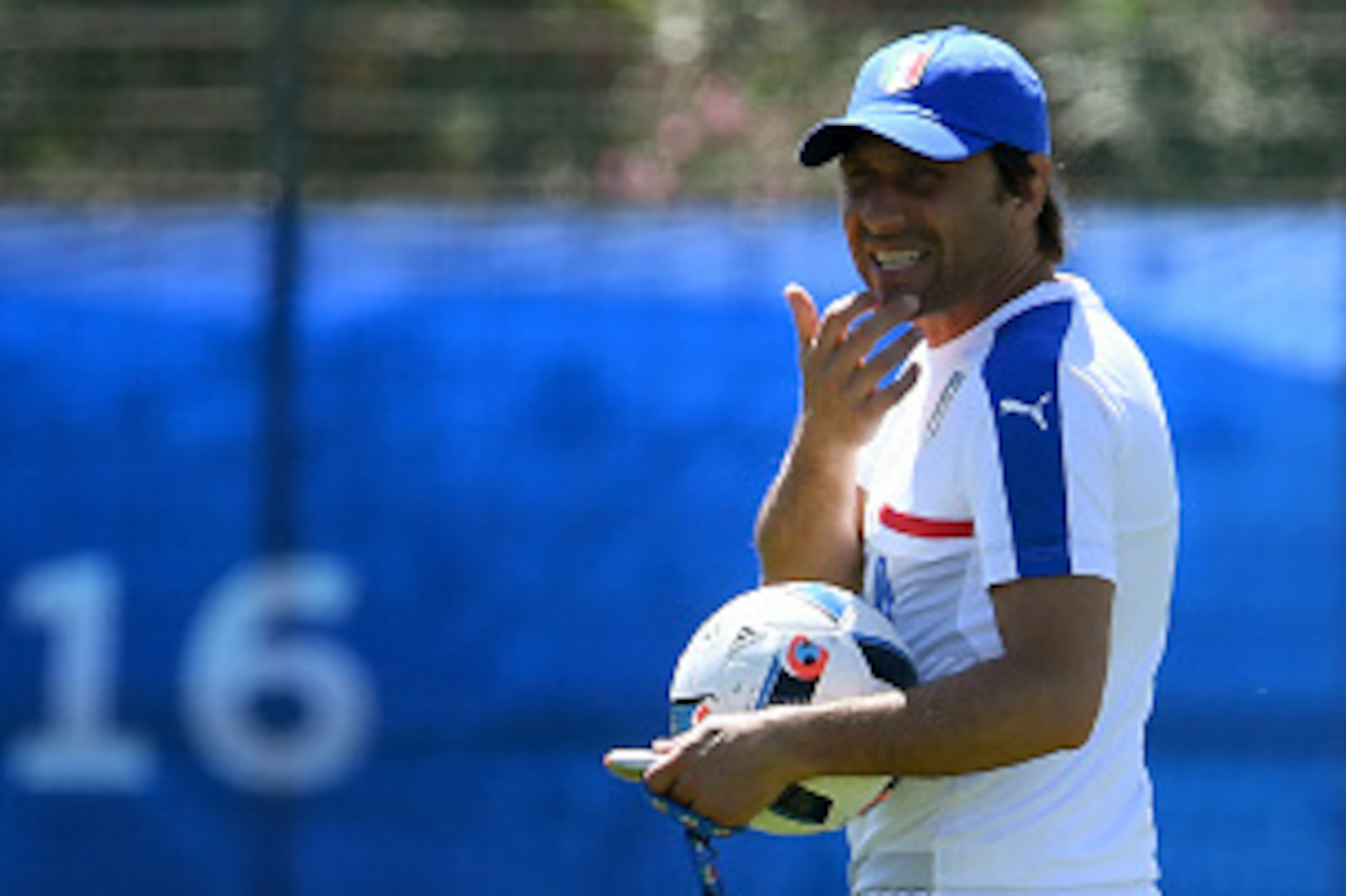 Italy's coach Antonio Conte looks on during a training session of Italy's national football team in Montpellier, southern France, on June 9, 2016, prior to the Euro 2016 football tournament. / AFP / VINCENZO PINTO        (Photo credit should read VINCENZO