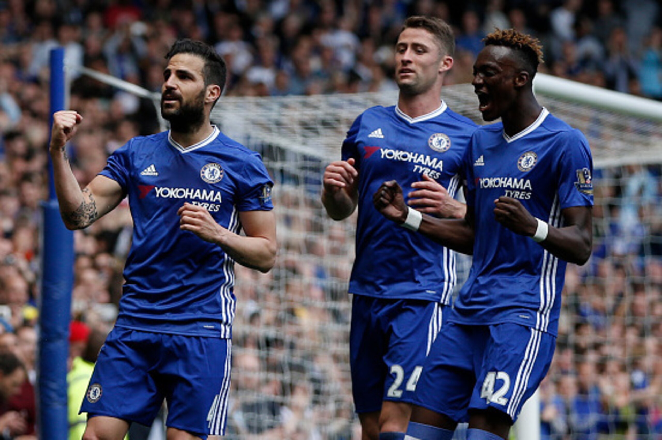 Chelsea's Spanish midfielder Cesc Fabregas (L) celebrates after scoring a penalty during the English Premier League football match between Chelsea and Leicester City at Stamford Bridge in London on May 15, 2016. / AFP / ADRIAN DENNIS / RESTRICTED TO EDITO
