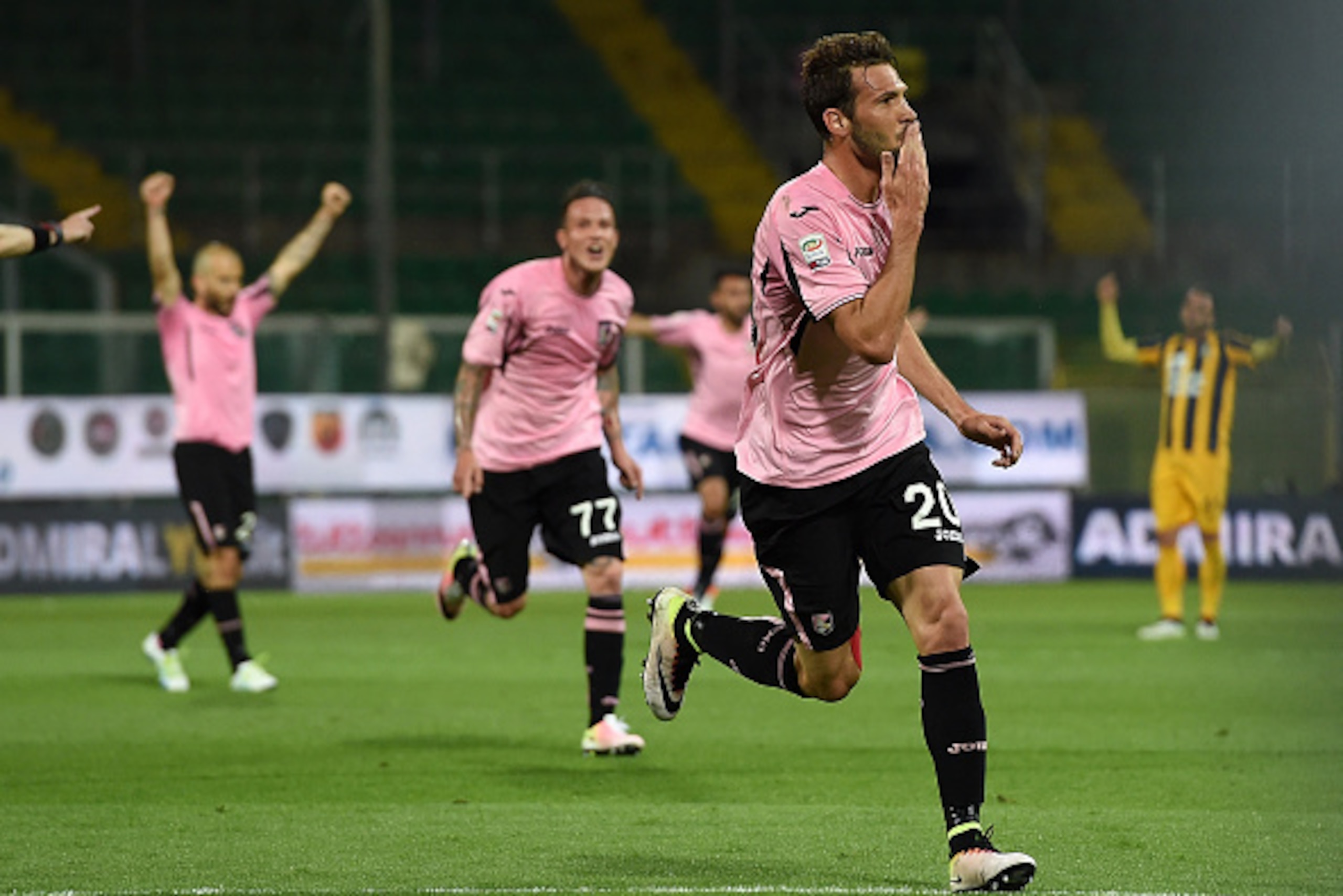 PALERMO, ITALY - MAY 15:  Franco Vazquez of Palermo celebrates after scoring the opening goal during the Serie A match between US Citta di Palermo and Hellas Verona FC at Stadio Renzo Barbera on May 15, 2016 in Palermo, Italy.  (Photo by Tullio M. Puglia/