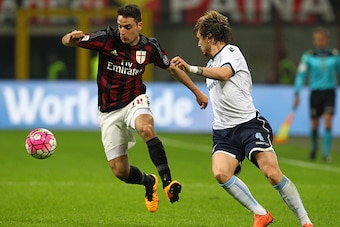 MILAN, ITALY - MARCH 20:  Giacomo Bonaventura of AC Milan competes for the ball with Patricio Gabbaron Gill of SS Lazio during the Serie A match between AC Milan and SS Lazio at Stadio Giuseppe Meazza on March 20, 2016 in Milan, Italy.  (Photo by Marco Lu