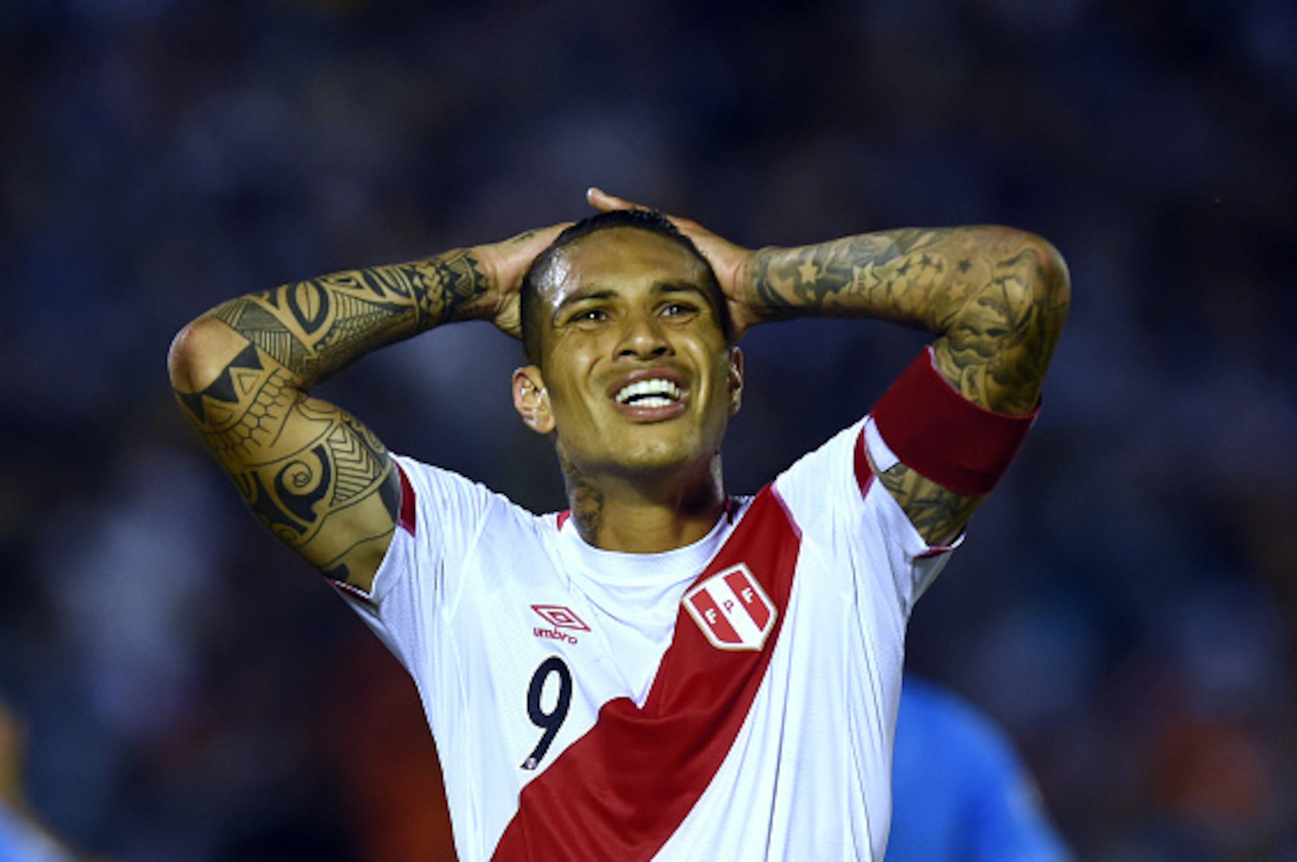 Peru's Paolo Guerrero gestures during the Russia 2018 FIFA World Cup South American Qualifiers' football match against Uruguay at the Centenario stadium in Montevideo, on March 29, 2016.    AFP PHOTO / PABLO PORCIUNCULA / AFP / PABLO PORCIUNCULA        (P