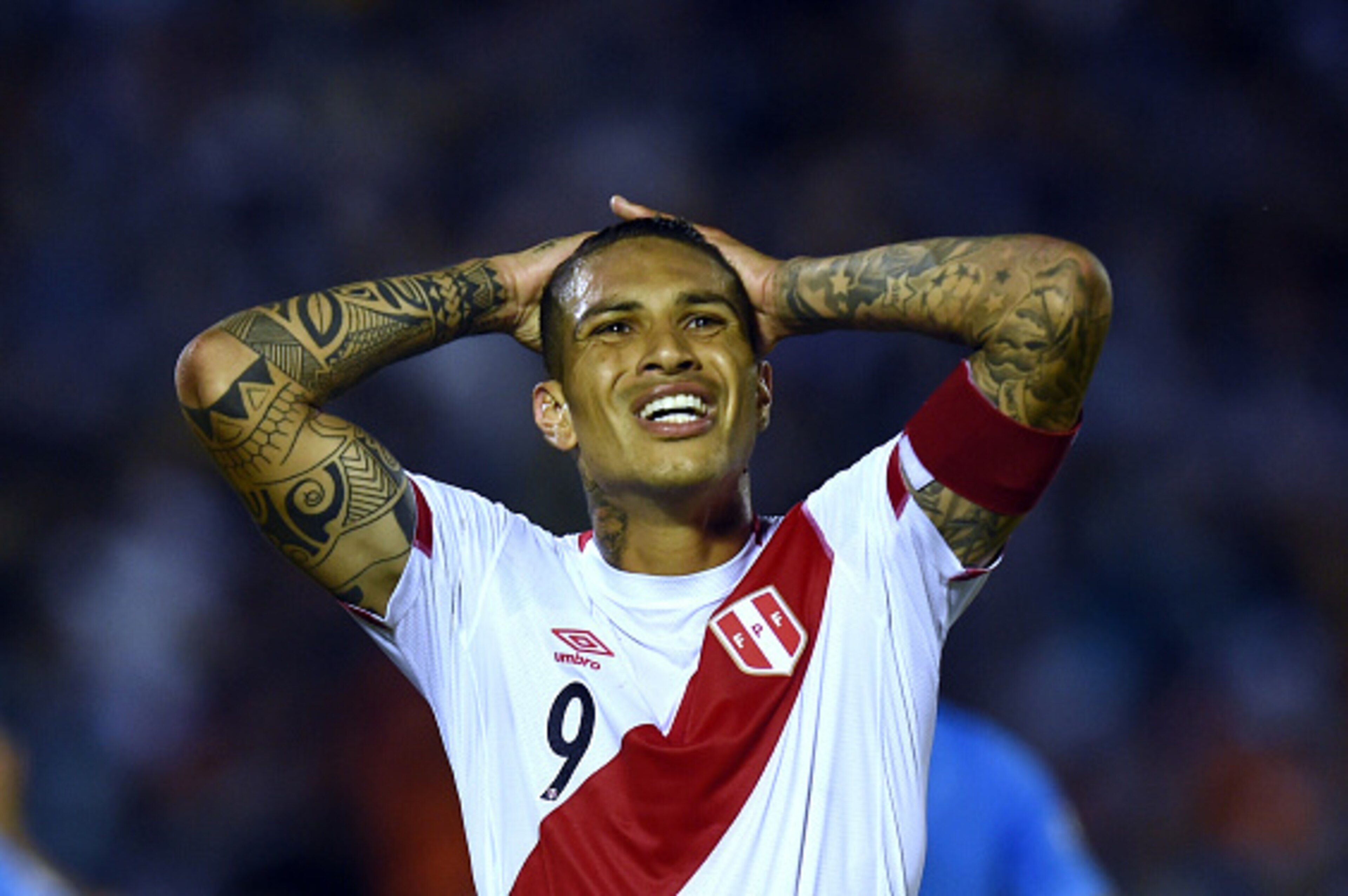 Peru's Paolo Guerrero gestures during the Russia 2018 FIFA World Cup South American Qualifiers' football match against Uruguay at the Centenario stadium in Montevideo, on March 29, 2016.    AFP PHOTO / PABLO PORCIUNCULA / AFP / PABLO PORCIUNCULA        (P
