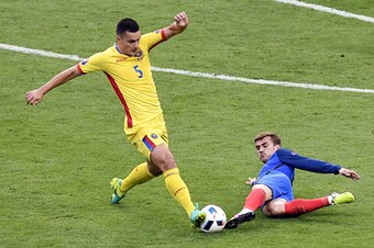 Romania's midfielder Ovidiu Hoban (L) vies with France's forward Antoine Griezmann during the Euro 2016 group A football match between France and Romania at Stade de France, in Saint-Denis, north of Paris, on June 10, 2016. / AFP / MIGUEL MEDINA        (P