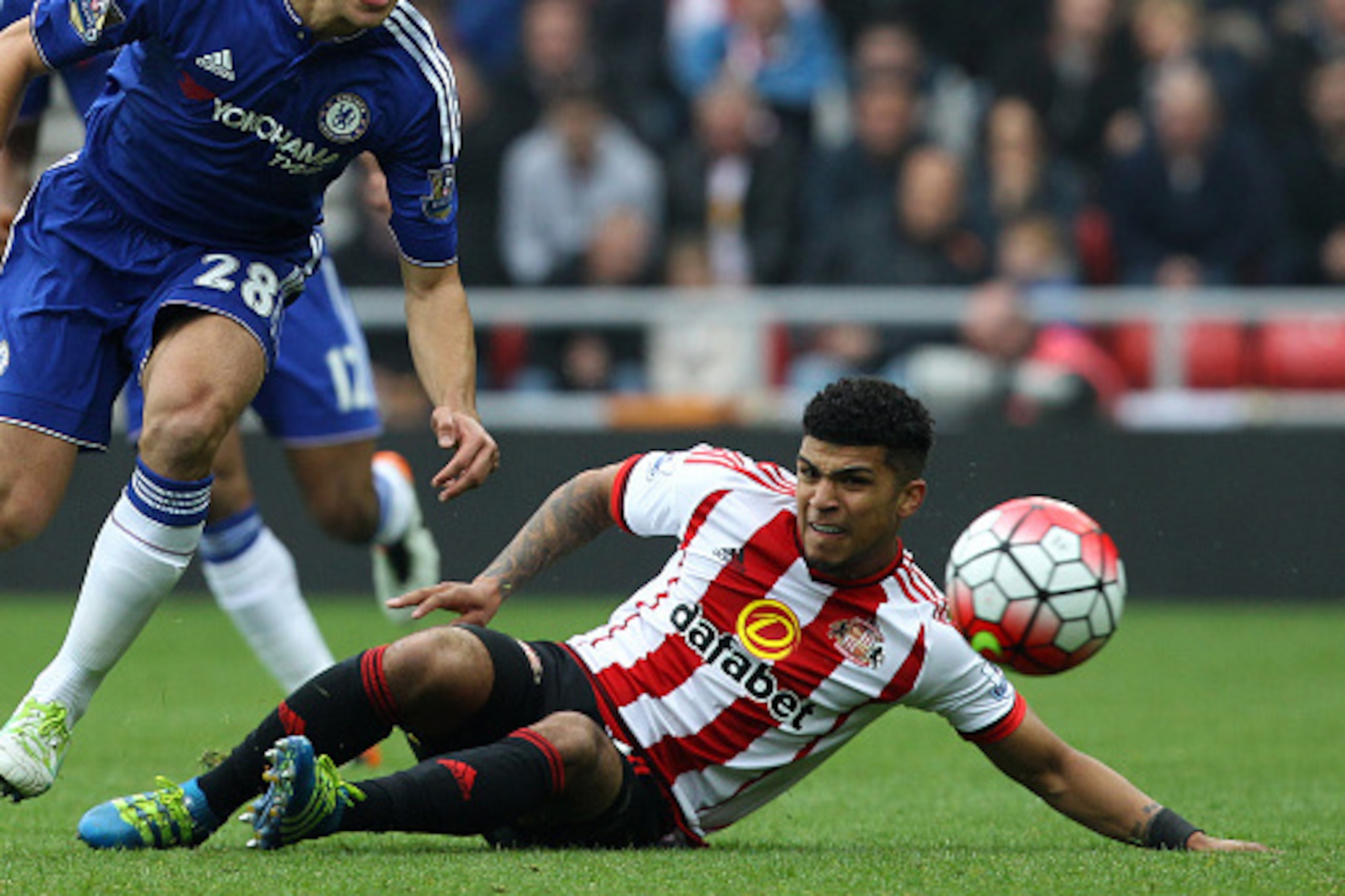 Sunderland's US defender DeAndre Yedlin (R) vies with Chelsea's Spanish defender Cesar Azpilicueta during the English Premier League football match between Sunderland and Chelsea at the Stadium of Light in Sunderland, northeast England on May 7, 2016. / A Sunderland's US defender DeAndre Yedlin (R) vies with Chelsea's Spanish defender Cesar Azpilicueta during the English Premier League football match between Sunderland and Chelsea at the Stadium of Light in Sunderland, northeast England on May 7, 2016. / A