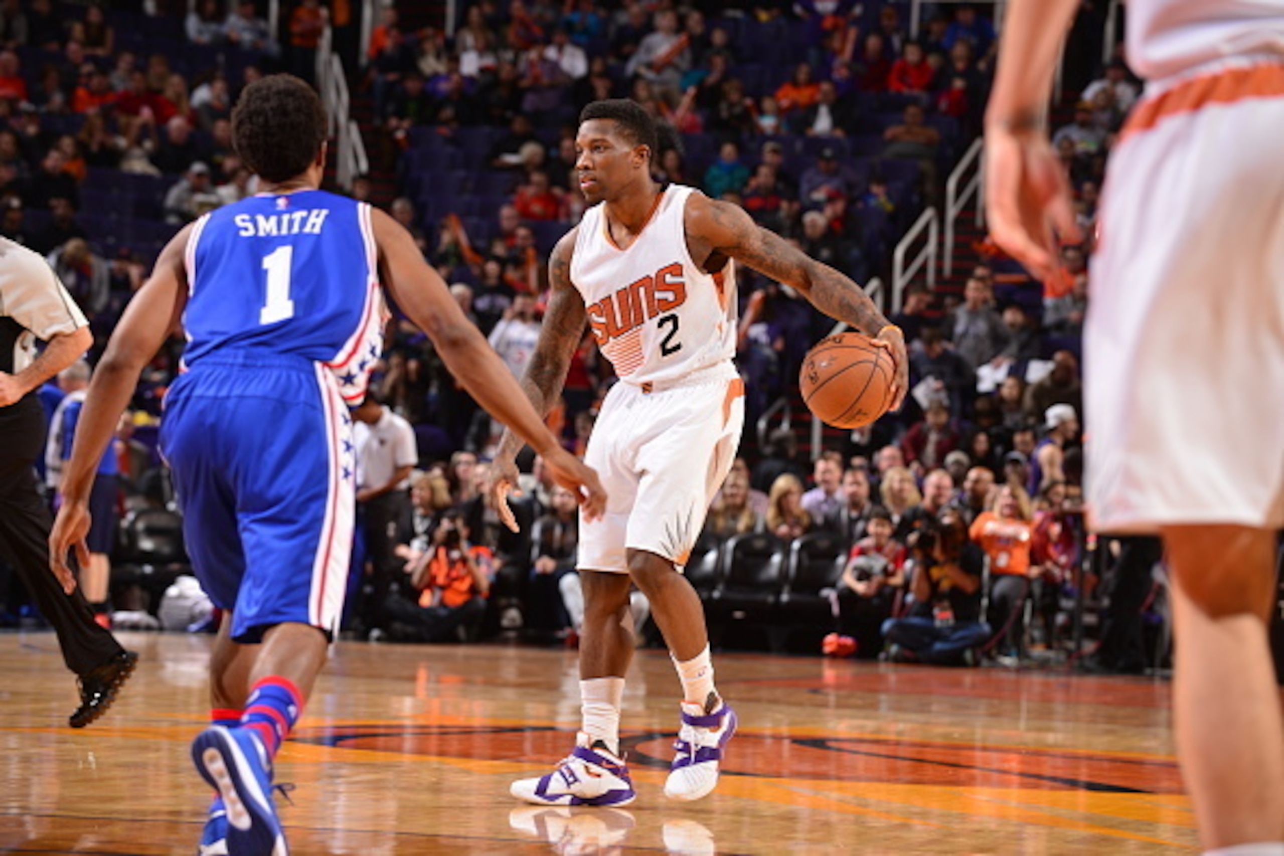 PHOENIX, AZ - DECEMBER 26:  Eric Bledsoe #2 of the Phoenix Suns handles the ball against the Philadelphia 76ers on December 26, 2015 at Talking Stick Resort Arena in Phoenix, Arizona. NOTE TO USER: User expressly acknowledges and agrees that, by downloadi