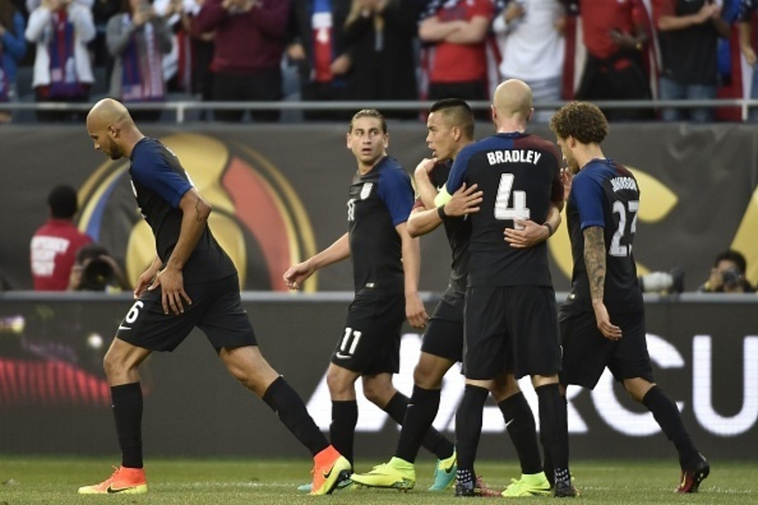 USA's Bobby Wood (C) celebrates with teammates after scoring against Costa Rica during the Copa America Centenario football tournament in Chicago, Illinois, United States, on June 7, 2016.  / AFP / OMAR TORRES        (Photo credit should read OMAR TORRES/