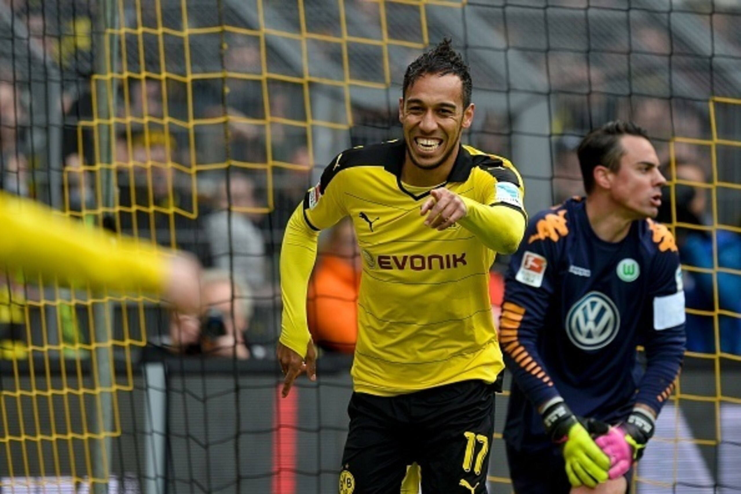 Dortmund's Gabonese striker Pierre-Emerick Aubameyang celebrates scoring the 4-0 goal during the German first division Bundesliga football match Borussia Dortmund vs VfL Wolfsburg, in Dortmund, western Germany, on April 30, 2016. / AFP / Sascha SCHï¿½ï¿½ï¿½ï¿½ï¿½ï¿½R