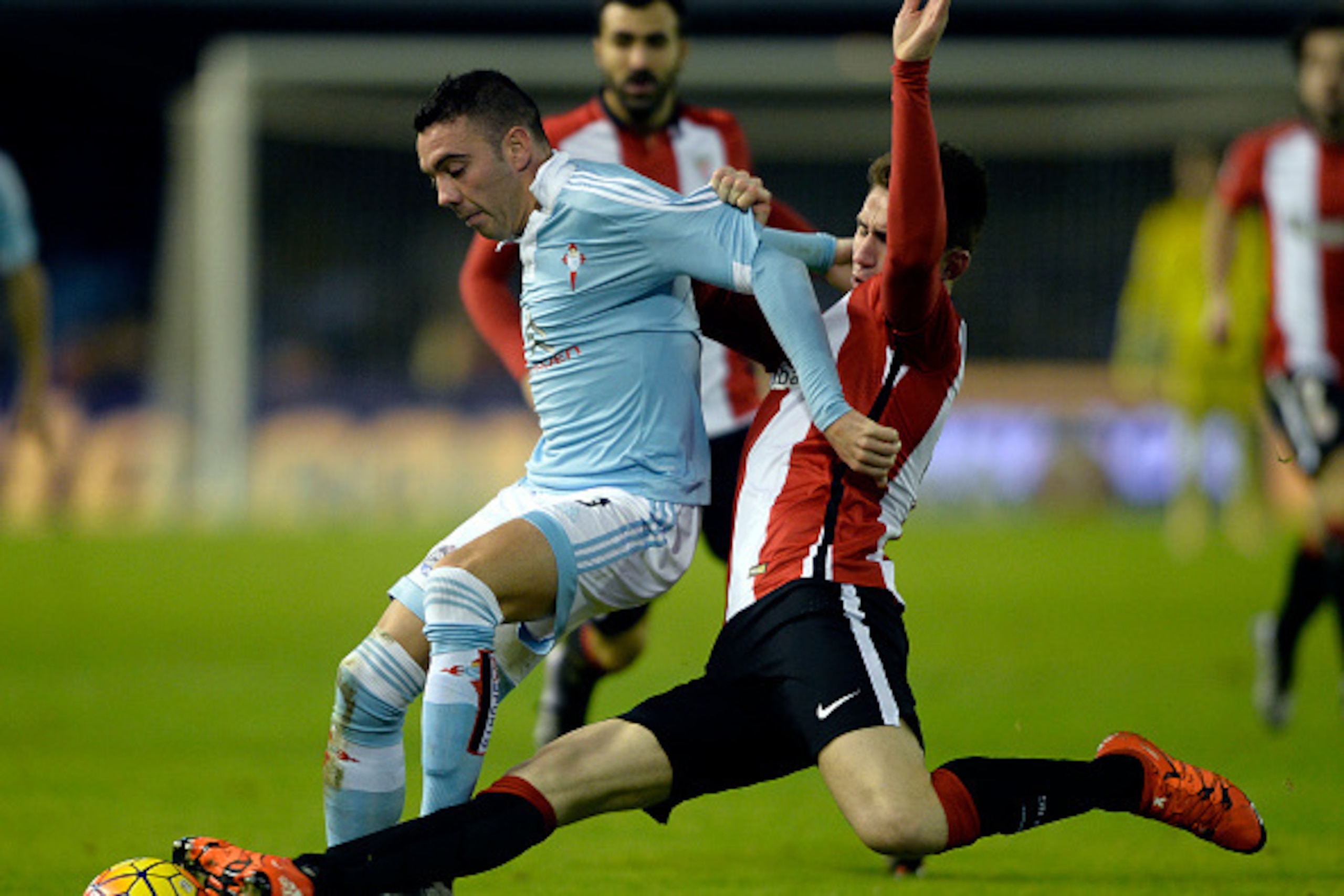 Celta Vigo's forward Iago Aspas (L) vies with Athletic Bilbao's French defender Aymeric Laporte during the Spanish league football match RC Celta de Vigo vs Athletic Club Bilbao at the Balaidos stadium in Vigo on December 30, 2015.   AFP PHOTO/ MIGUEL RIO