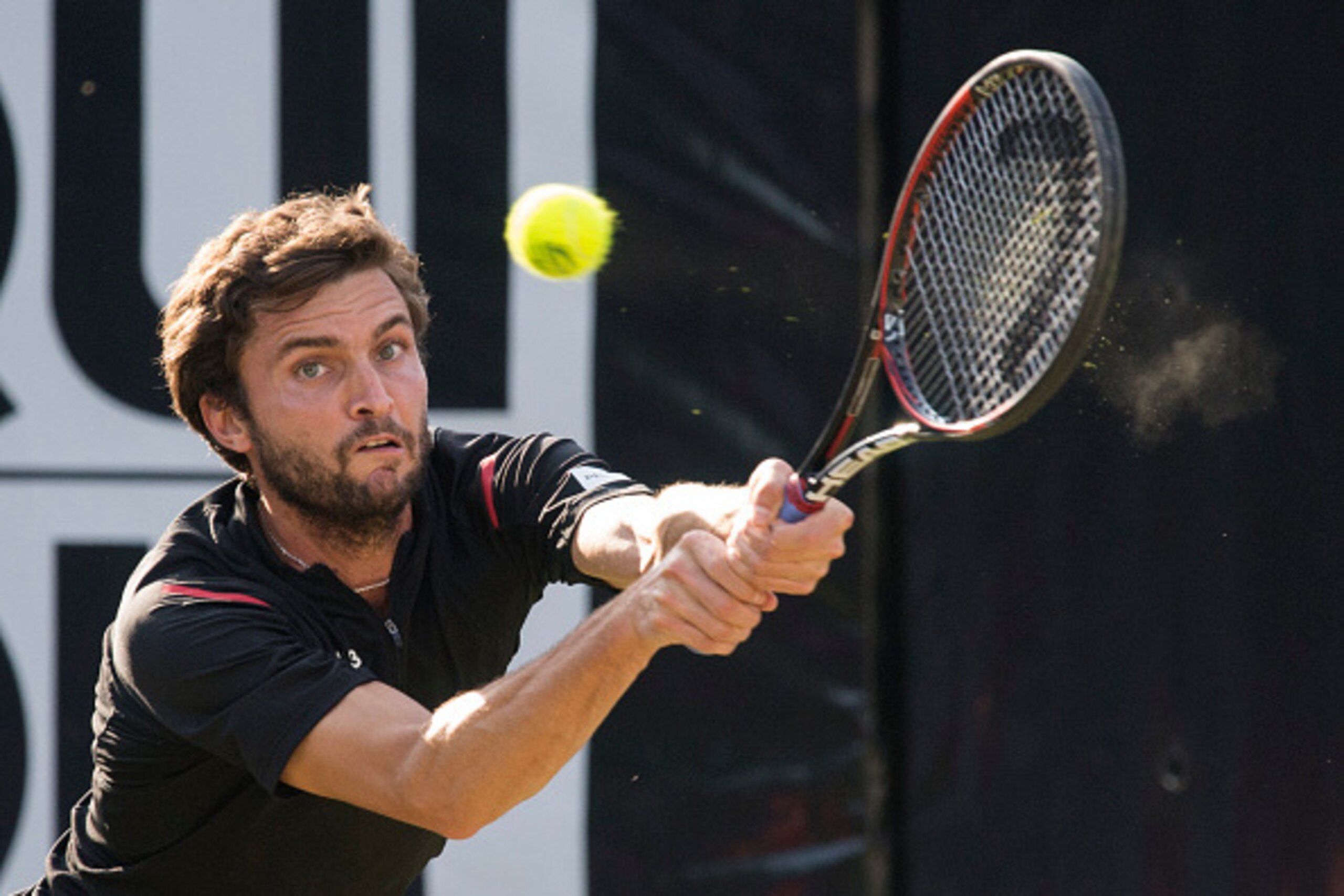 France's Gilles Simon returns the ball to Argentina's Juan Martin Del Potro in their quarterfinal match at the ATP Mercedes Cup tennis tournament in Stuttgart, southwestern Germany, on June 10, 2016. / AFP / THOMAS KIENZLE (Photo credit should re France's Gilles Simon returns the ball to Argentina's Juan Martin Del Potro in their quarterfinal match at the ATP Mercedes Cup tennis tournament in Stuttgart, southwestern Germany, on June 10, 2016. / AFP / THOMAS KIENZLE (Photo credit should re