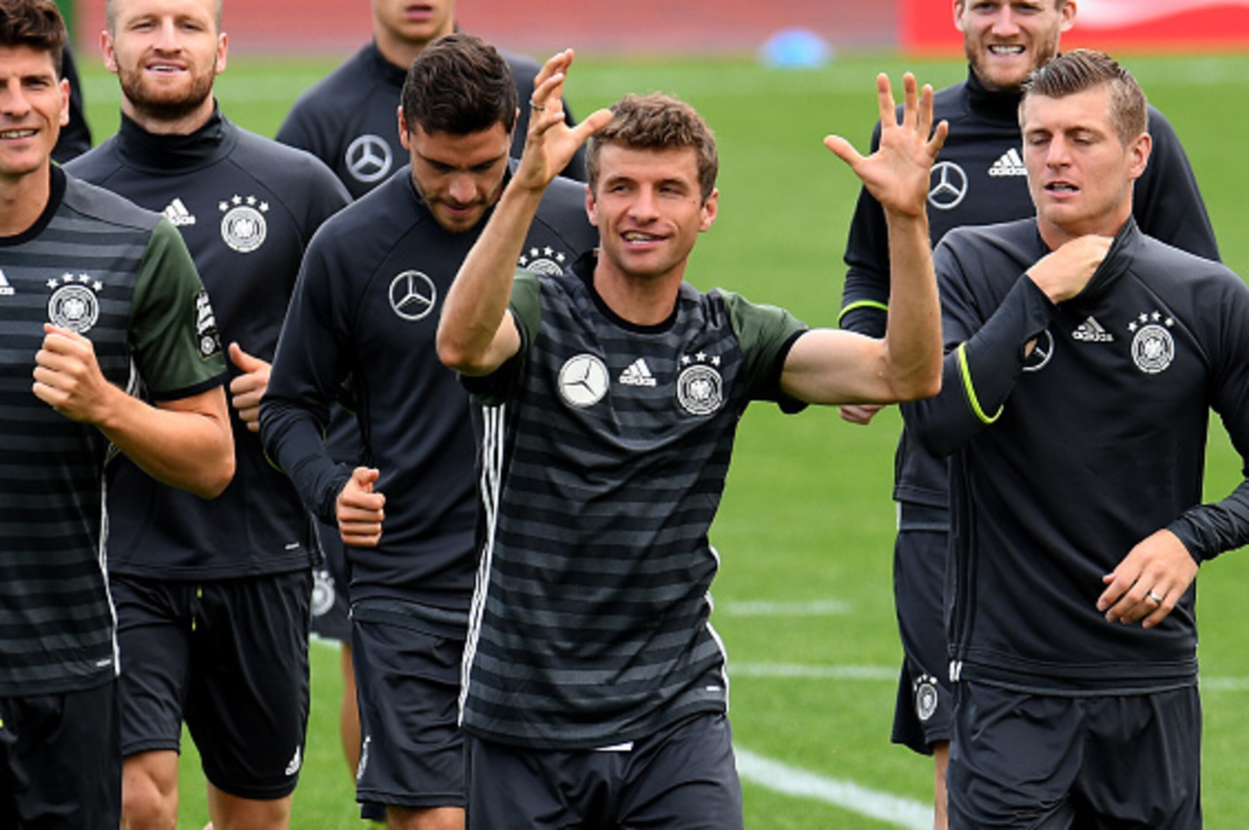 Germany's midfielder Thomas Mueller (C) talks to Germany's midfielder Toni Kroos (R) during a training session at their training grounds in Evian-les-Bains on June 9, 2016 ahead of the Euro 2016 football tournament. / AFP / PATRIK STOLLARZ (Photo c Germany's midfielder Thomas Mueller (C) talks to Germany's midfielder Toni Kroos (R) during a training session at their training grounds in Evian-les-Bains on June 9, 2016 ahead of the Euro 2016 football tournament. / AFP / PATRIK STOLLARZ (Photo c