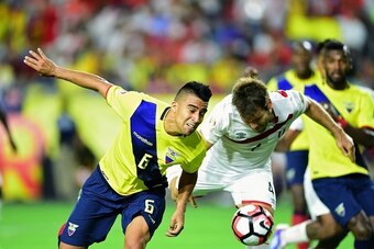 Ecuador's Christian Noboa (L) vies for the ball with Peru's Renzo Revoredo during a Copa America Centenario football match in Glendale, Arizona, United States, on June 8, 2016.  / AFP / ALFREDO ESTRELLA        (Photo credit should read ALFREDO ESTRELLA/AF