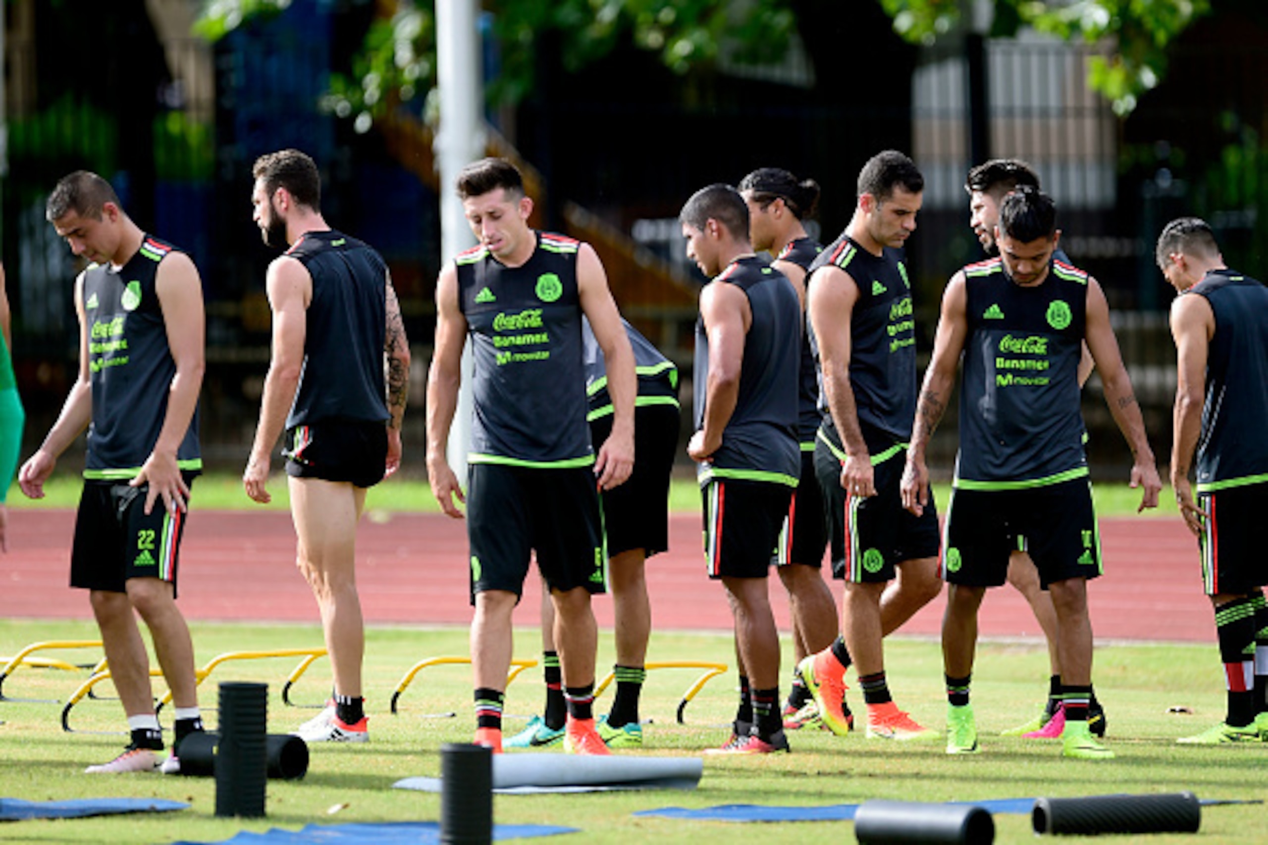 Mexican national soccer team players train at Episcopal High School in Houston, Texas on June 11, 2016.
 Mexico will face Venezuela on June 13 in their third match of the Copa America. / AFP / ALFREDO ESTRELLA        (Photo credit should read ALFREDO ESTR