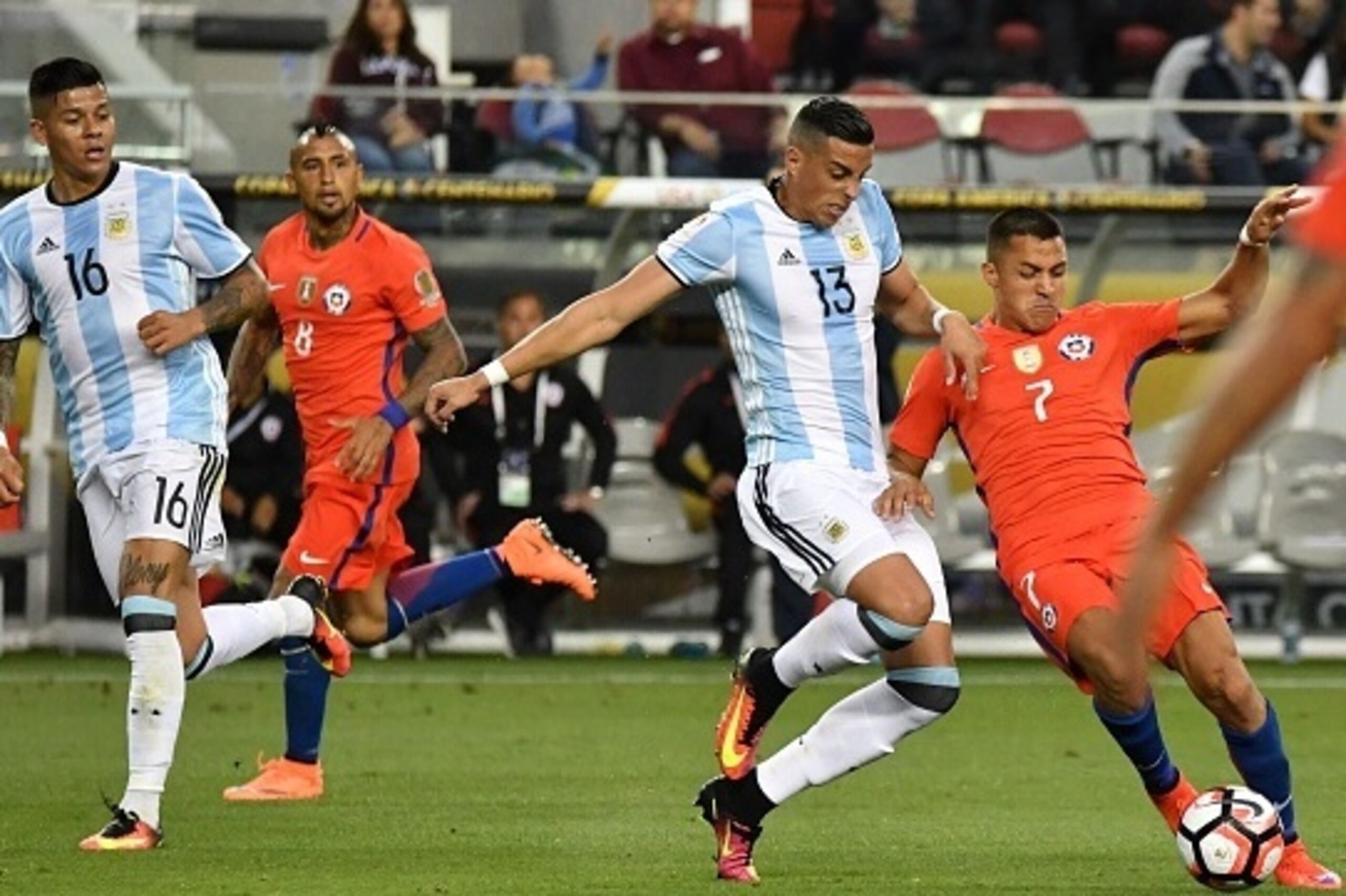 Chile's Alexis Sanchez (R) vies for the ball with Argentina's Ramiro Funes Mori (2-R) during a Copa America Centenario football match in Santa Clara, California, United States, on June 6, 2016.  / AFP / JOSH EDELSON        (Photo credit should read JOSH E