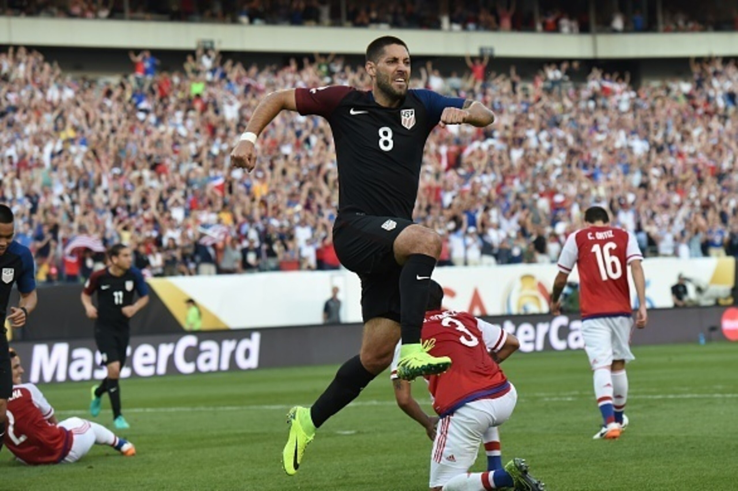 USA's Clint Dempsey celebrates after scoring against Paraguay during the Copa America Centenario football tournament in Philadelphia, Pennsylvania, United States, on June 11, 2016.  / AFP / Don EMMERT        (Photo credit should read DON EMMERT/AFP/Getty 