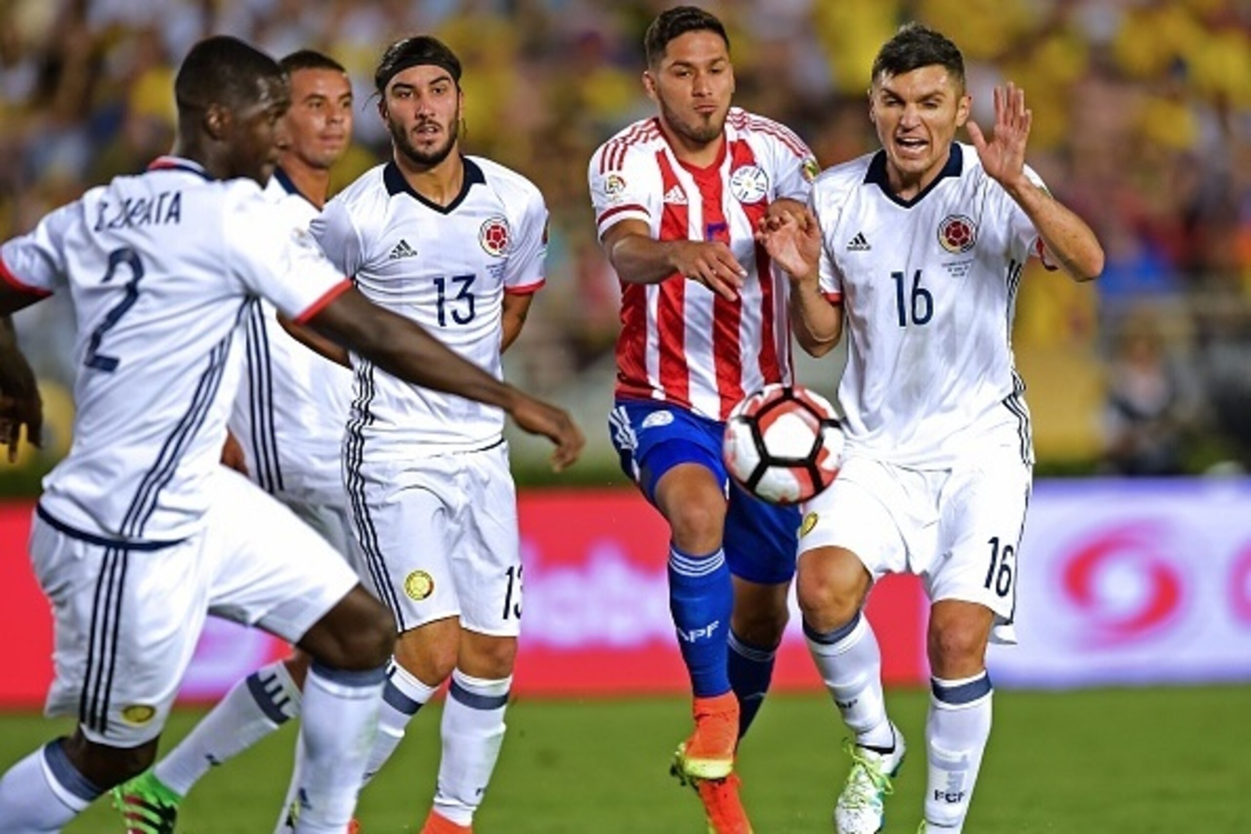 Colombia's Daniel Torres (R) vies for the ball with Paraguay's Bruno Valdez (2-R) during a Copa America Centenario football match in Pasadena, California, United States, on June 7, 2016. / AFP / Frederic J. Brown (Photo credit should read FREDERI Colombia's Daniel Torres (R) vies for the ball with Paraguay's Bruno Valdez (2-R) during a Copa America Centenario football match in Pasadena, California, United States, on June 7, 2016. / AFP / Frederic J. Brown (Photo credit should read FREDERI