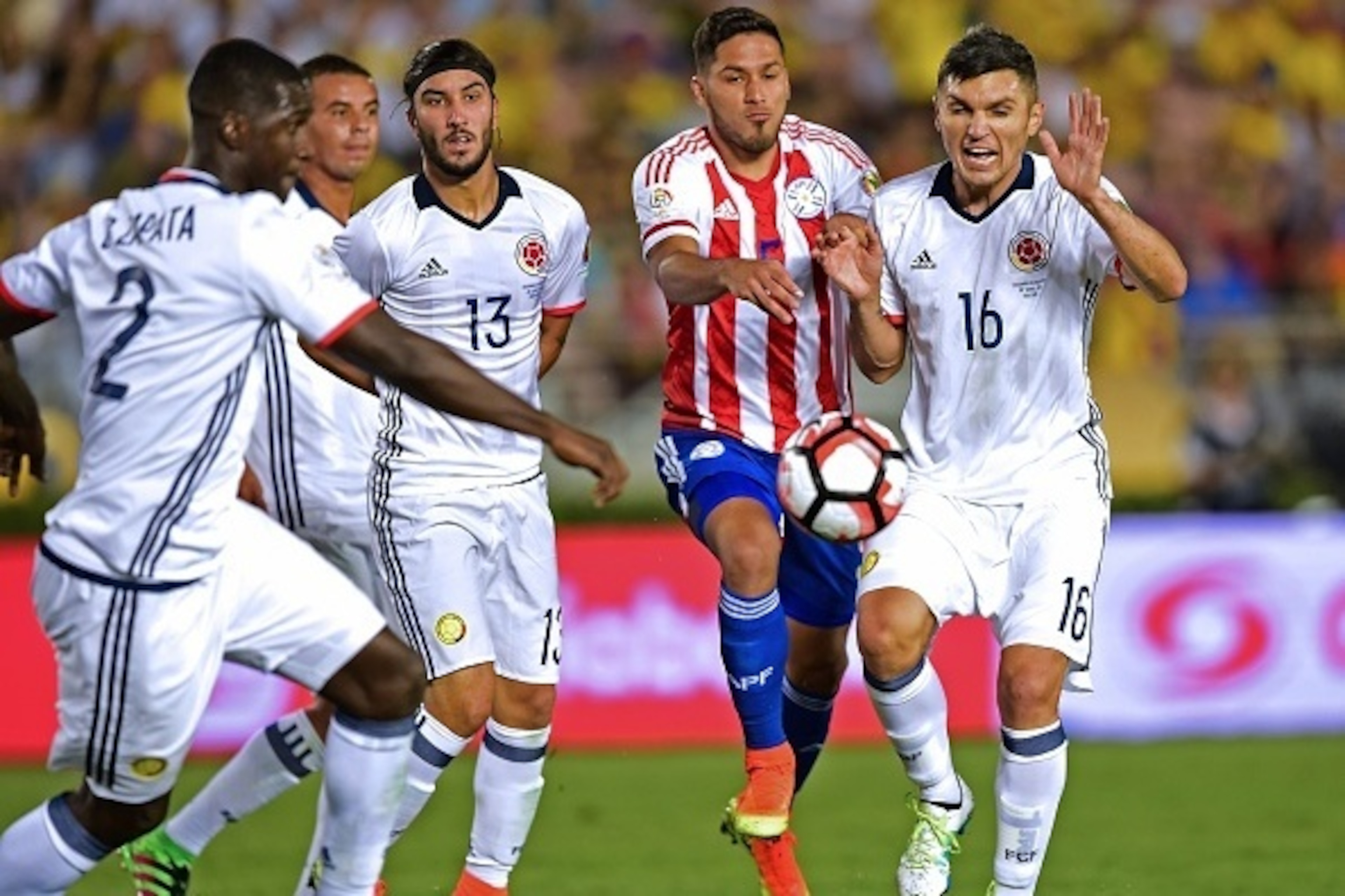 Colombia's Daniel Torres (R) vies for the ball with Paraguay's Bruno Valdez (2-R) during a Copa America Centenario football match  in Pasadena, California, United States, on June 7, 2016.  / AFP / Frederic J. Brown        (Photo credit should read FREDERI