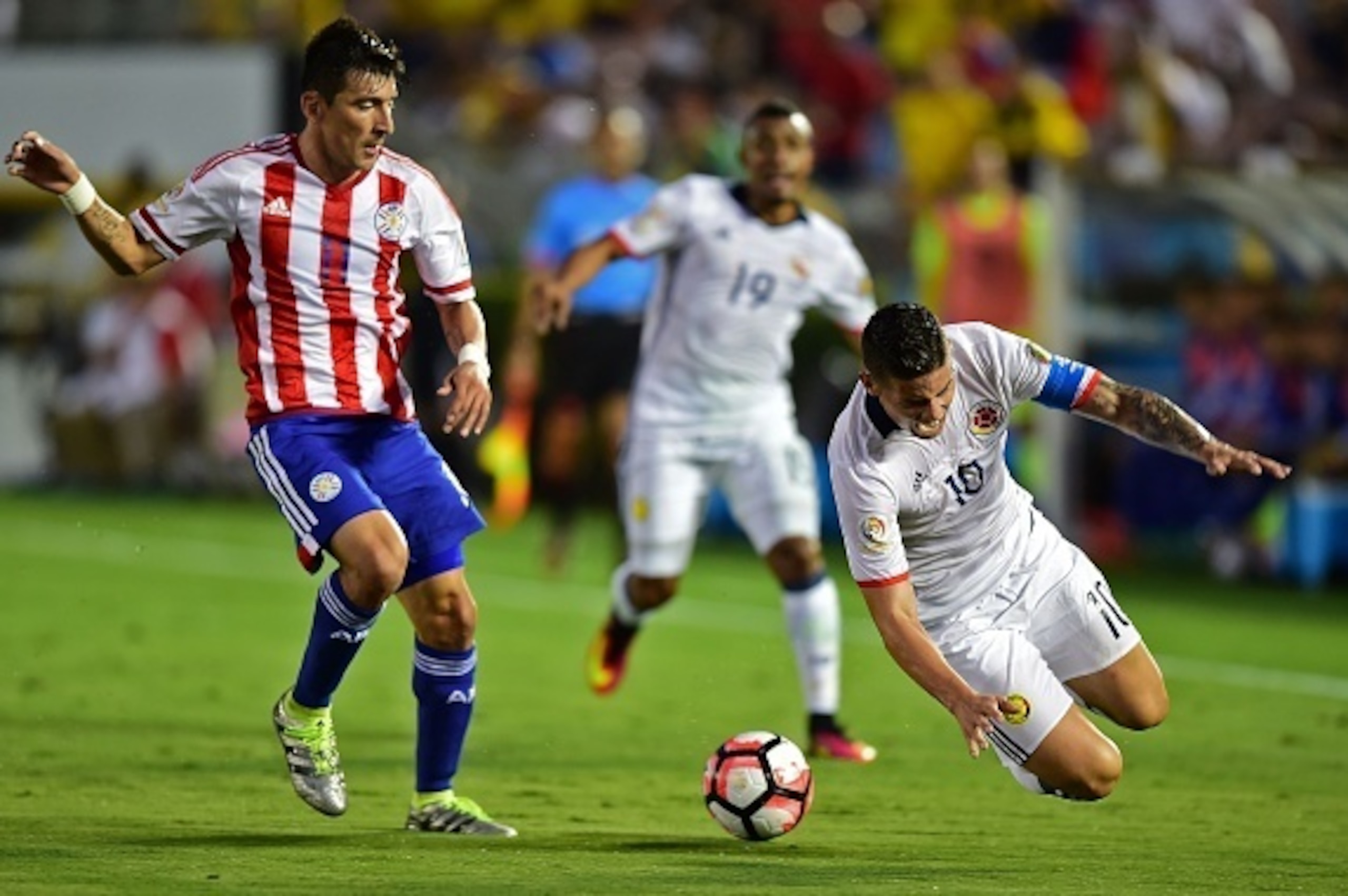 Paraguay's Edgar Benitez (L) vies for the ball with Colombia's James Rodriguez during a Copa America Centenario football match in Pasadena, California, United States, on June 7, 2016. / AFP / Frederic J. Brown (Photo credit should read FREDERIC J. Paraguay's Edgar Benitez (L) vies for the ball with Colombia's James Rodriguez during a Copa America Centenario football match in Pasadena, California, United States, on June 7, 2016. / AFP / Frederic J. Brown (Photo credit should read FREDERIC J.