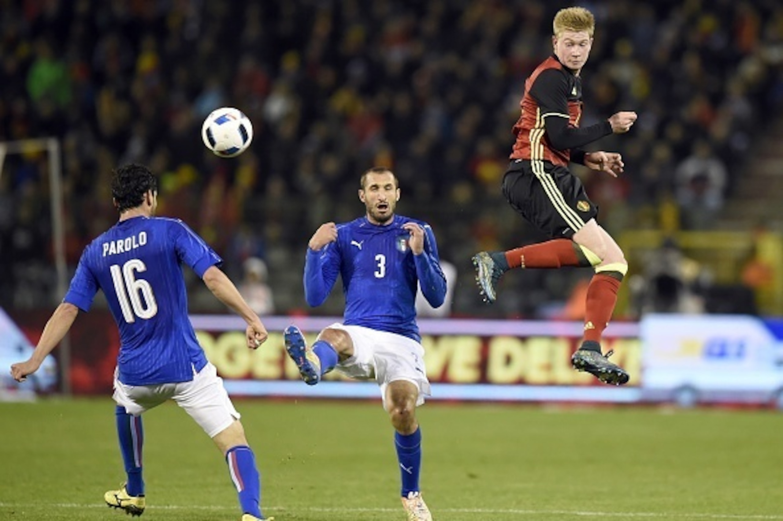 Italy's Giorgio Chiellini (C) vies for the ball with Belgium's midfielder Kevin De Bruyne (R) during the friendly football match between Belgium and Italy, at the King Baudouin Stadium, on November 13, 2015 in Brussels. AFP PHOTO / JOHN THYS (Photo Italy's Giorgio Chiellini (C) vies for the ball with Belgium's midfielder Kevin De Bruyne (R) during the friendly football match between Belgium and Italy, at the King Baudouin Stadium, on November 13, 2015 in Brussels. AFP PHOTO / JOHN THYS (Photo