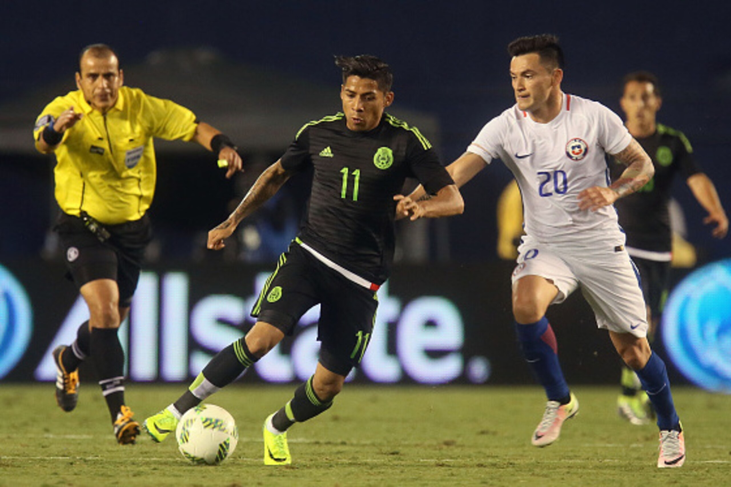 Chile's  Charles Aranguiz battles for the ball against Mexico's Javier Aquino during the Mexico vs Chile friendly match at Qualcomm Stadium in San Diego, California, June 1, 2016. / AFP / Sandy Huffaker        (Photo credit should read SANDY HUFFAKER/AFP/