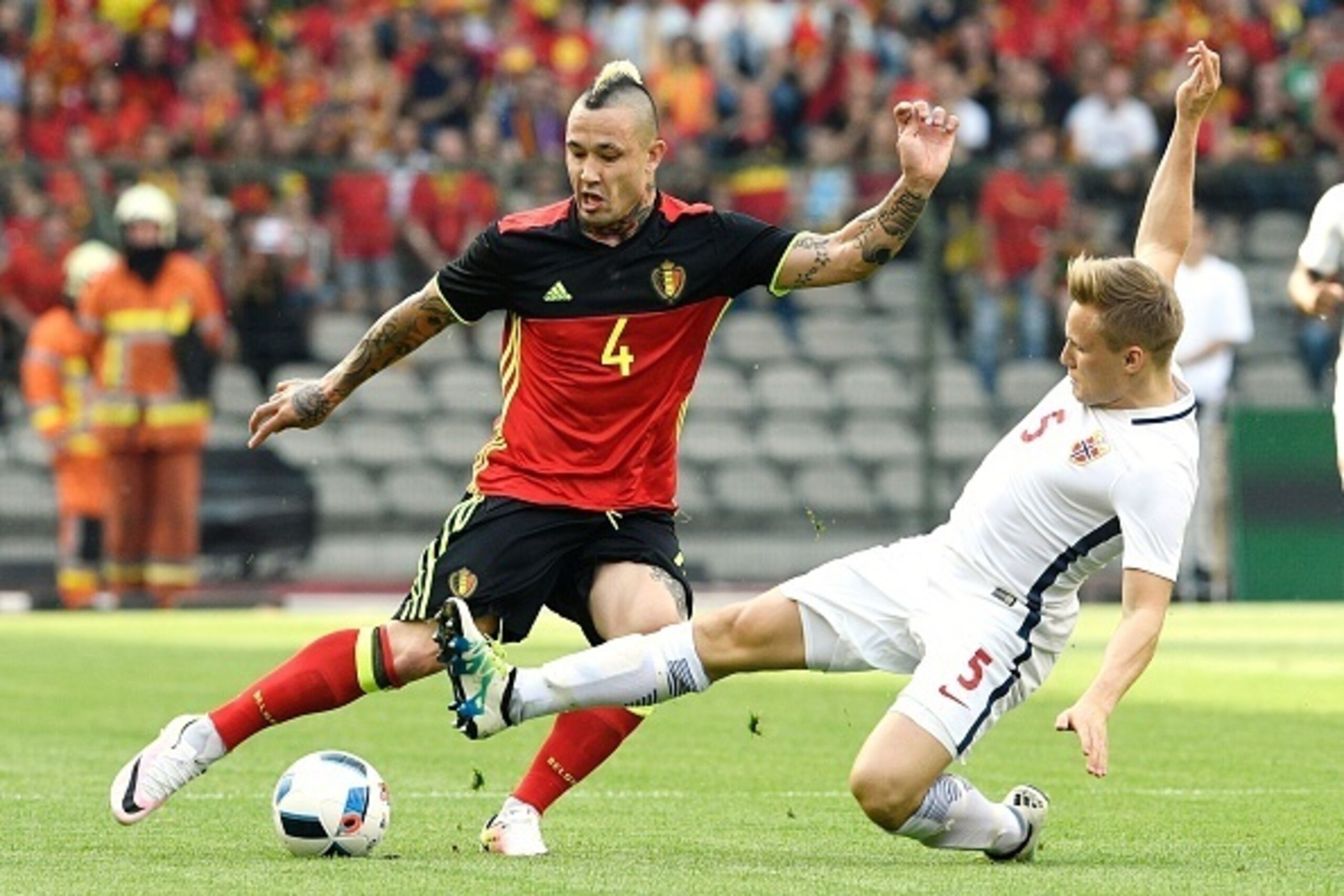 Belgium's Radja Nainggolan (L) vies with Norway's Jonas Svensson during a friendly football match between Belgium and Norway at the King Baudouin Stadium, on June 5, 2016 in Brussels.  / AFP / Belga / YORICK JANSENS / Belgium OUT        (Photo credit shou