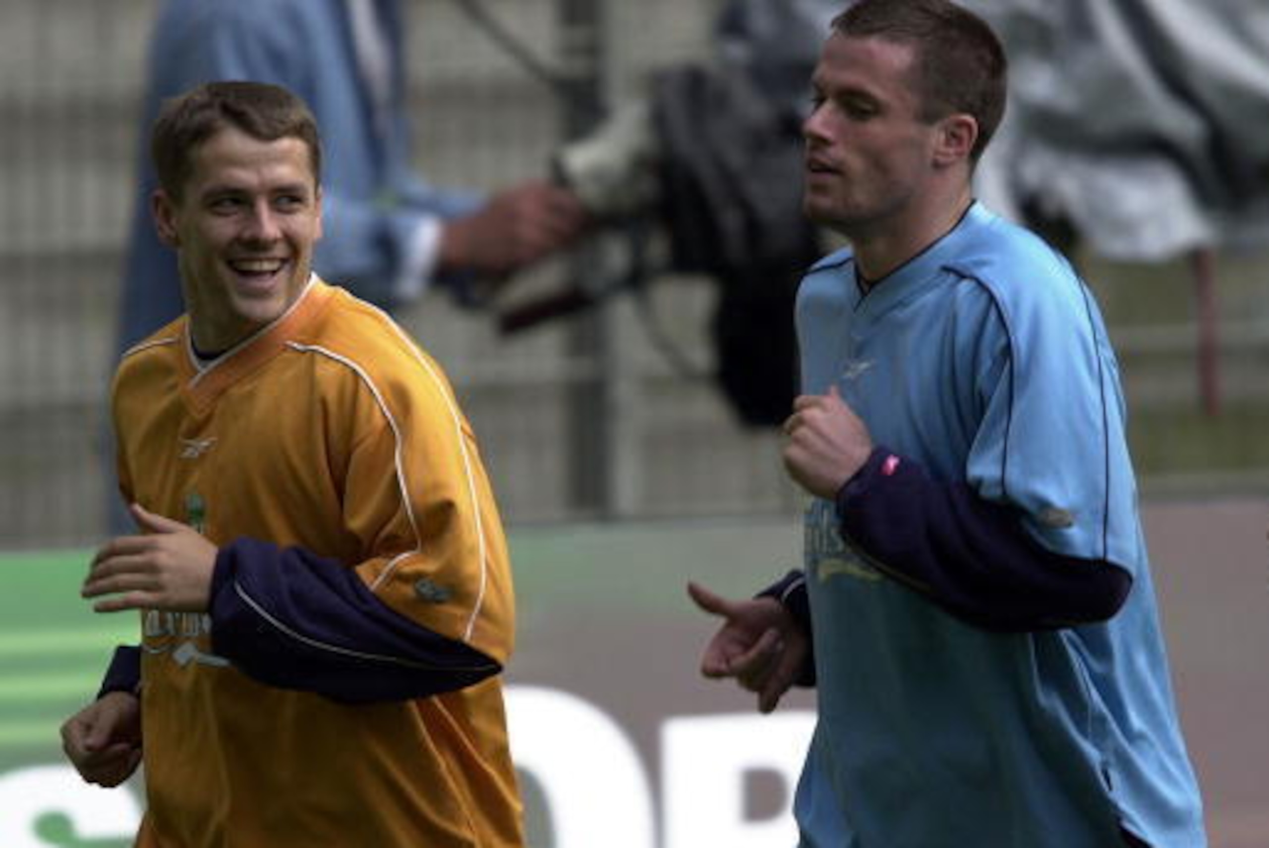 15 May 2001:  Michael Owen, Jamie Carragher and Jamie Redknapp during Liverpool training before tomorrow's UEFA Cup Final between Liverpool and Deportivo Alaves at the Westfalenstadion, Dortmund, Germany. +++DIGITAL IMAGE+++ Mandatory Credit: Clive Brunsk