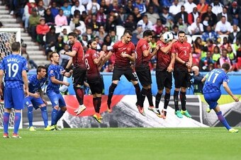 Croatia's defender Darijo Srna (R) takes a free kick during the Euro 2016 group D football match between Turkey and Croatia at the Parc des Princes in Paris on June 12, 2016. / AFP / FRANCISCO LEONG        (Photo credit should read FRANCISCO LEONG/AFP/Get