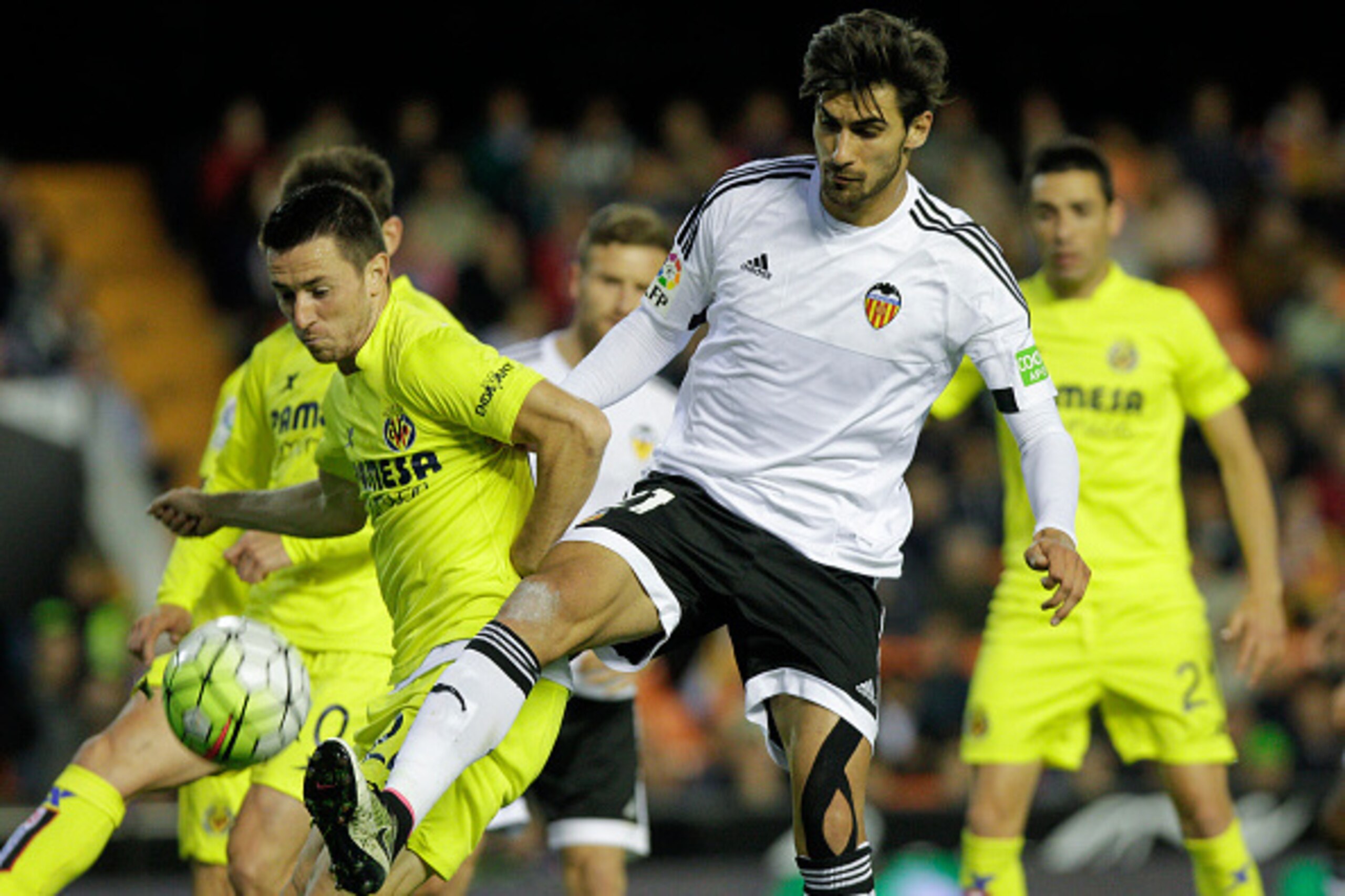 Villarreal's Serbian defender Antonio Rukavina (L) vies with Valencia's Portuguese midfielder Andre Gomes during the Spanish league football match Valencia CF vs Villarreal CF at the Mestalla stadium in Valencia on May 1, 2016. / AFP / JOSE JORDAN        