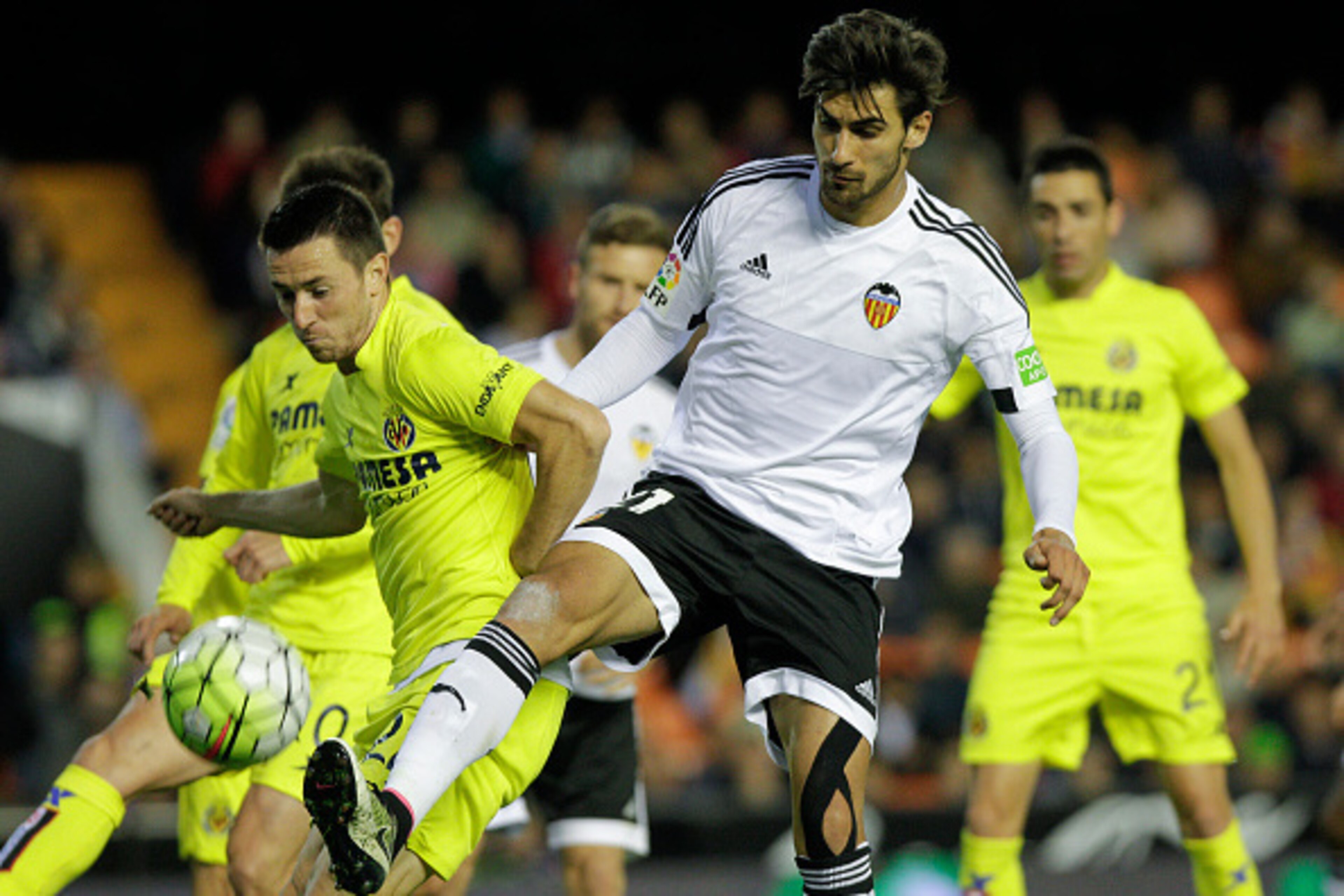 Villarreal's Serbian defender Antonio Rukavina (L) vies with Valencia's Portuguese midfielder Andre Gomes during the Spanish league football match Valencia CF vs Villarreal CF at the Mestalla stadium in Valencia on May 1, 2016. / AFP / JOSE JORDAN        