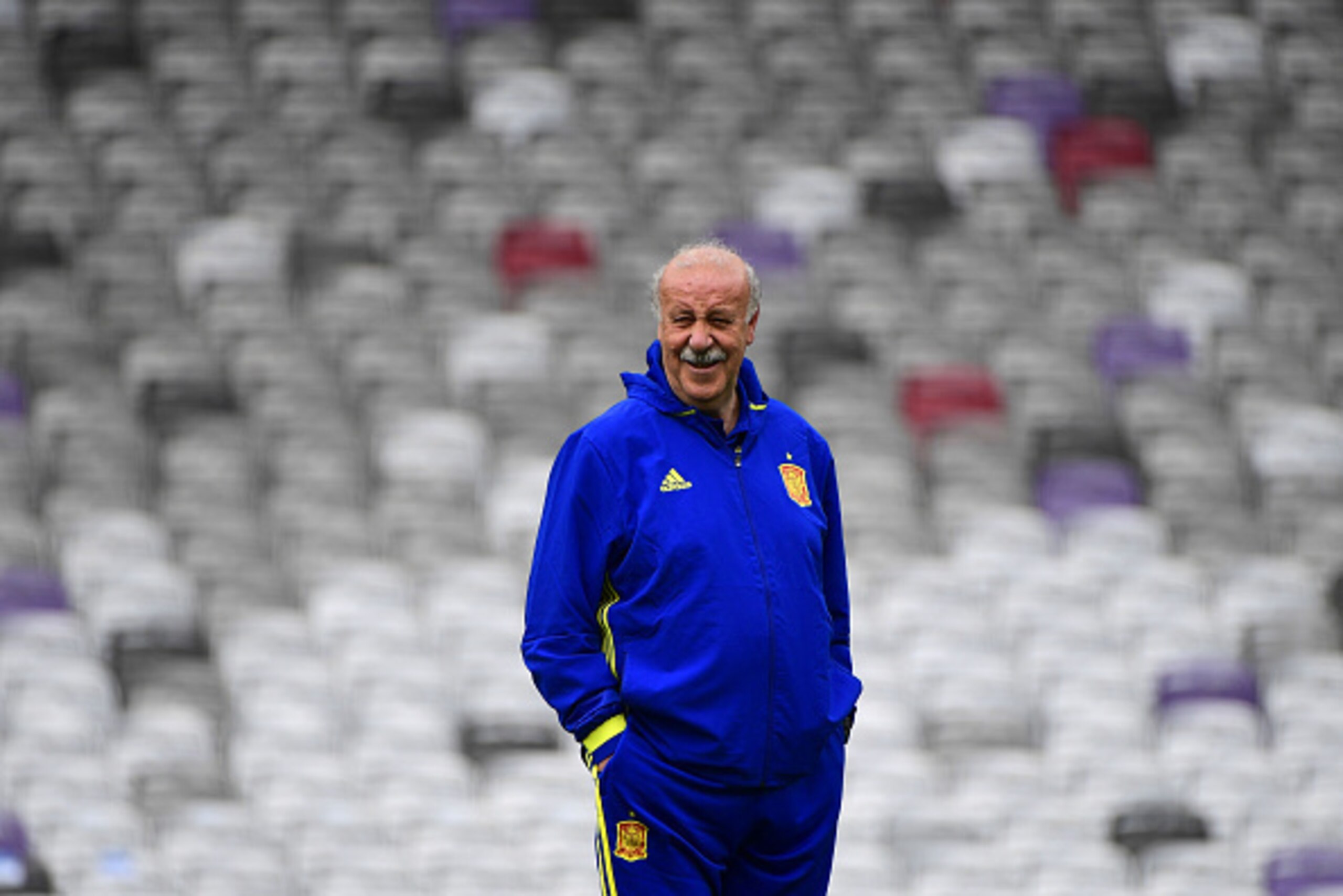 Spain's coach Vicente Del Bosque smiles during a training session at the stadium in Toulouse on June 12, 2016, on the eve of the Euro 2016 football match Spain against Czech Republic. / AFP / PIERRE-PHILIPPE MARCOU (Photo credit should read PIERRE Spain's coach Vicente Del Bosque smiles during a training session at the stadium in Toulouse on June 12, 2016, on the eve of the Euro 2016 football match Spain against Czech Republic. / AFP / PIERRE-PHILIPPE MARCOU (Photo credit should read PIERRE