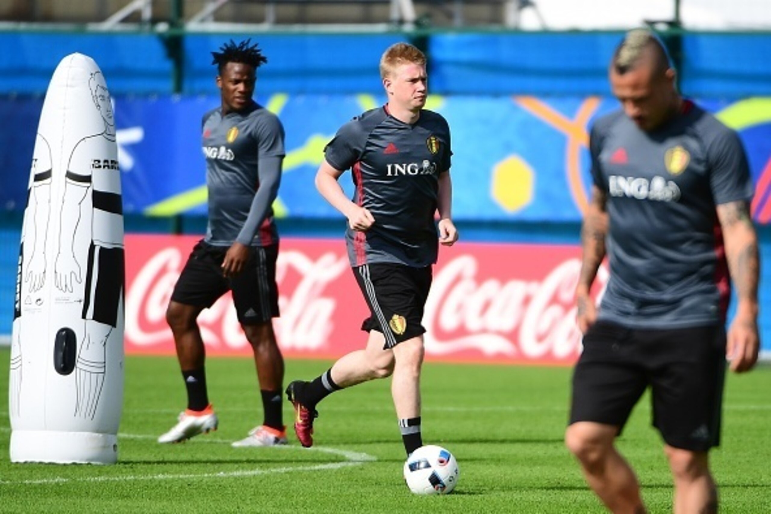 Belgium's forward Michy Batshuayi (L), Belgium's midfielder Kevin De Bruyne (C), Belgium's midfielder Radja Nianggolan take part in a training session at the team's training ground in Le Haillan, southwestern France, on June 10, 2016, prior to the beginn Belgium's forward Michy Batshuayi (L), Belgium's midfielder Kevin De Bruyne (C), Belgium's midfielder Radja Nianggolan take part in a training session at the team's training ground in Le Haillan, southwestern France, on June 10, 2016, prior to the beginn