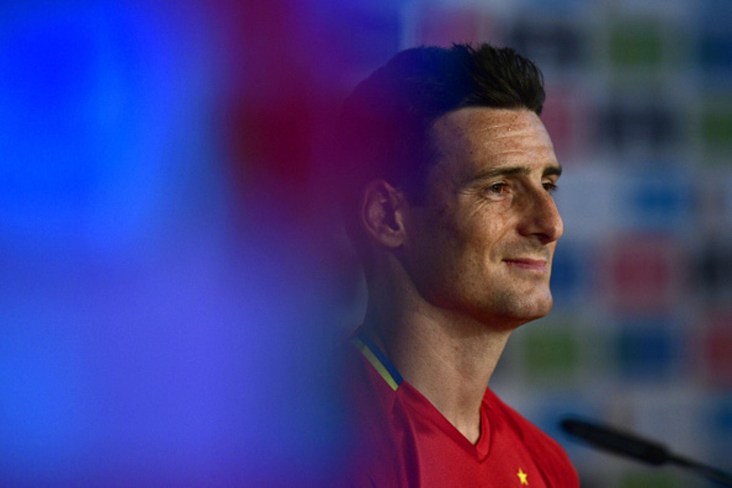 Spain's forward Aritz Aduriz listens during a press conference at Saint Martin de Re's stadium on June 10, 2016, prior the start of the Euro 2016 football tournament. / AFP / PIERRE-PHILIPPE MARCOU (Photo credit should read PIERRE-PHILIPPE MARCOU/A Spain's forward Aritz Aduriz listens during a press conference at Saint Martin de Re's stadium on June 10, 2016, prior the start of the Euro 2016 football tournament. / AFP / PIERRE-PHILIPPE MARCOU (Photo credit should read PIERRE-PHILIPPE MARCOU/A