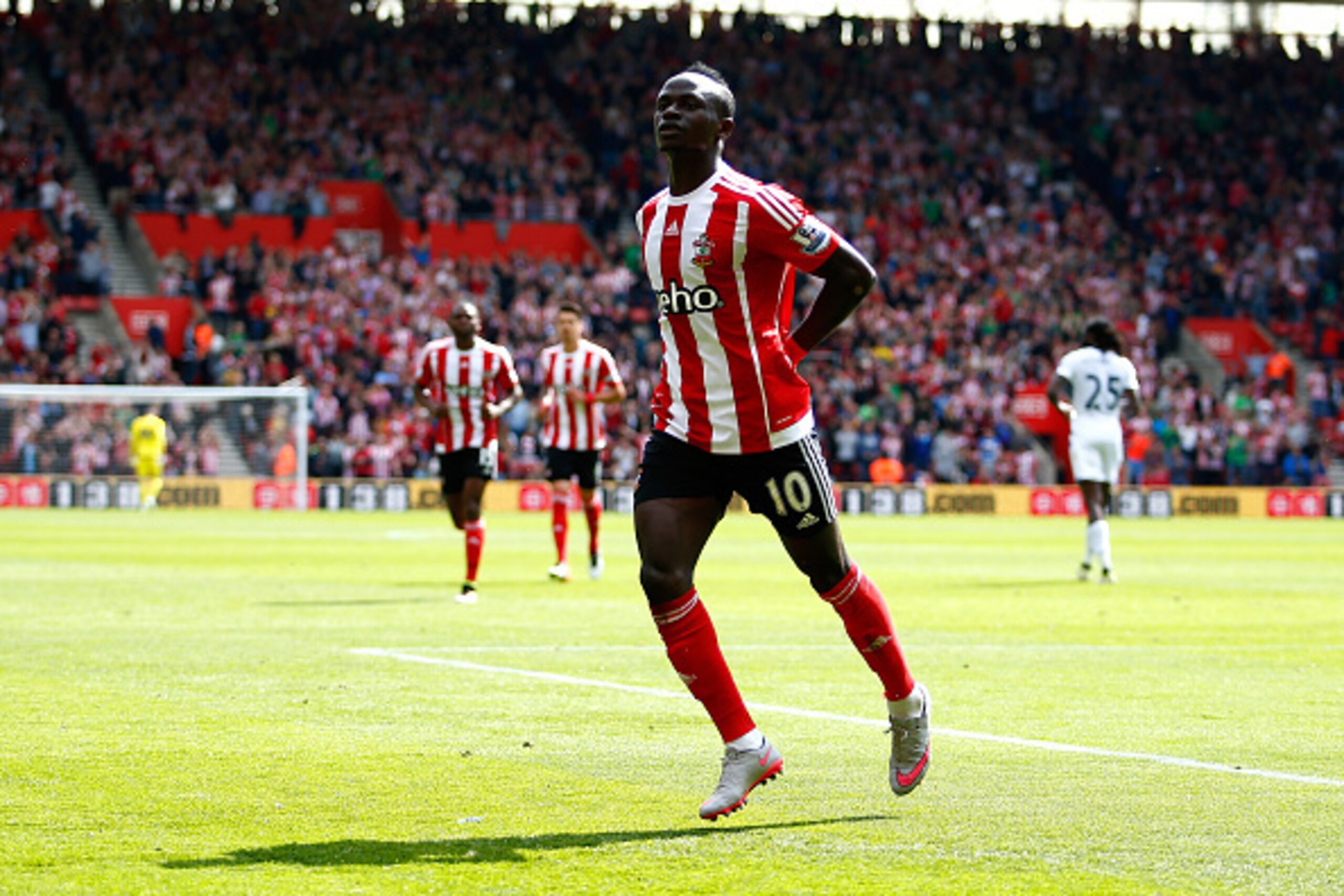 SOUTHAMPTON, ENGLAND - MAY 15:  Sadio Mane of Southampton celebrates scoring his team's first goal  during the Barclays Premier League match between Southampton and Crystal Palace at St Mary's Stadium on May 15, 2016 in Southampton, England.  (Photo by Ch