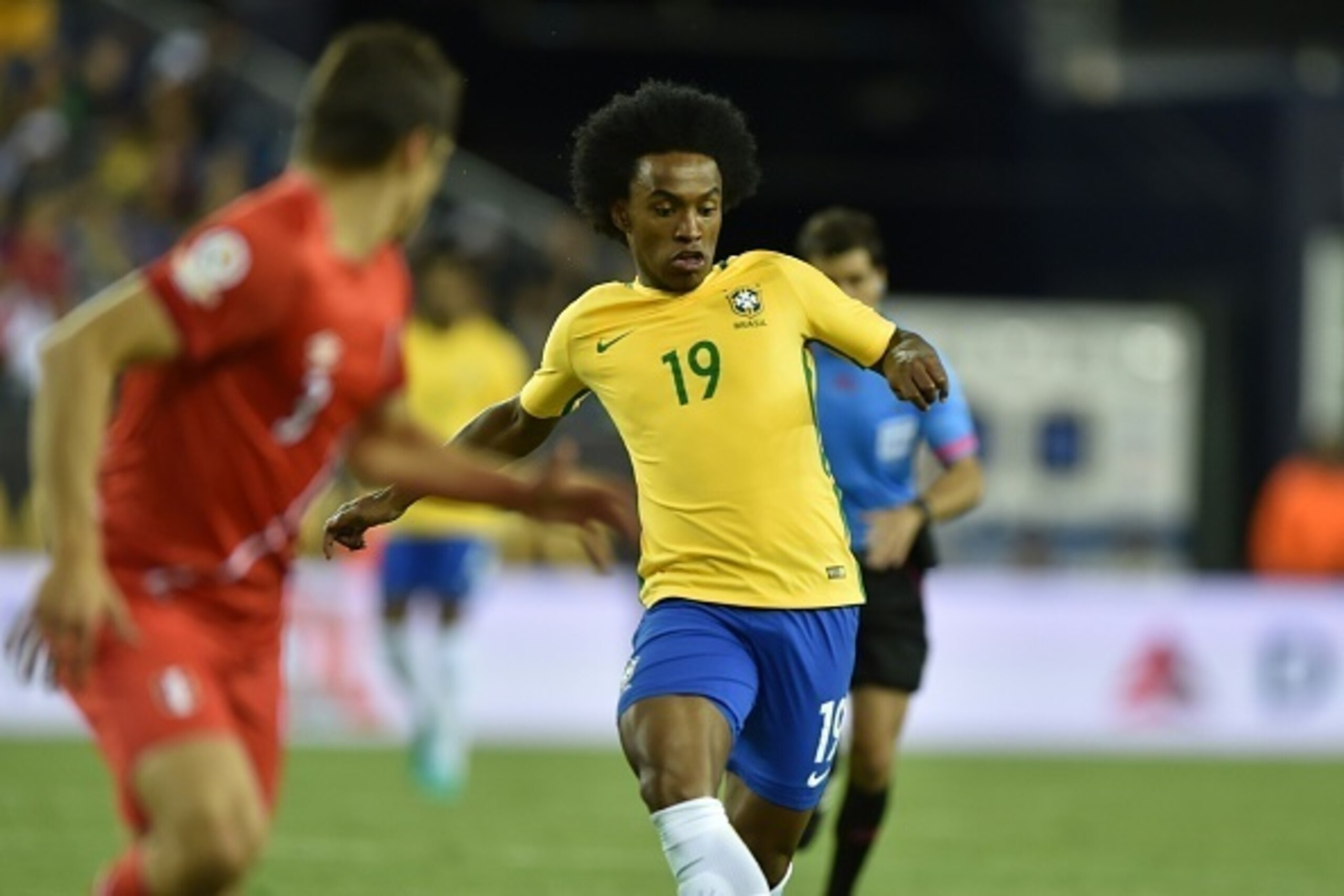 Brazil's Willian passes the ball during the Copa America Centenario football tournament match against Peru in Foxborough, Massachusetts, United States, on June 12, 2016.  / AFP / Timothy A. CLARY        (Photo credit should read TIMOTHY A. CLARY/AFP/Getty