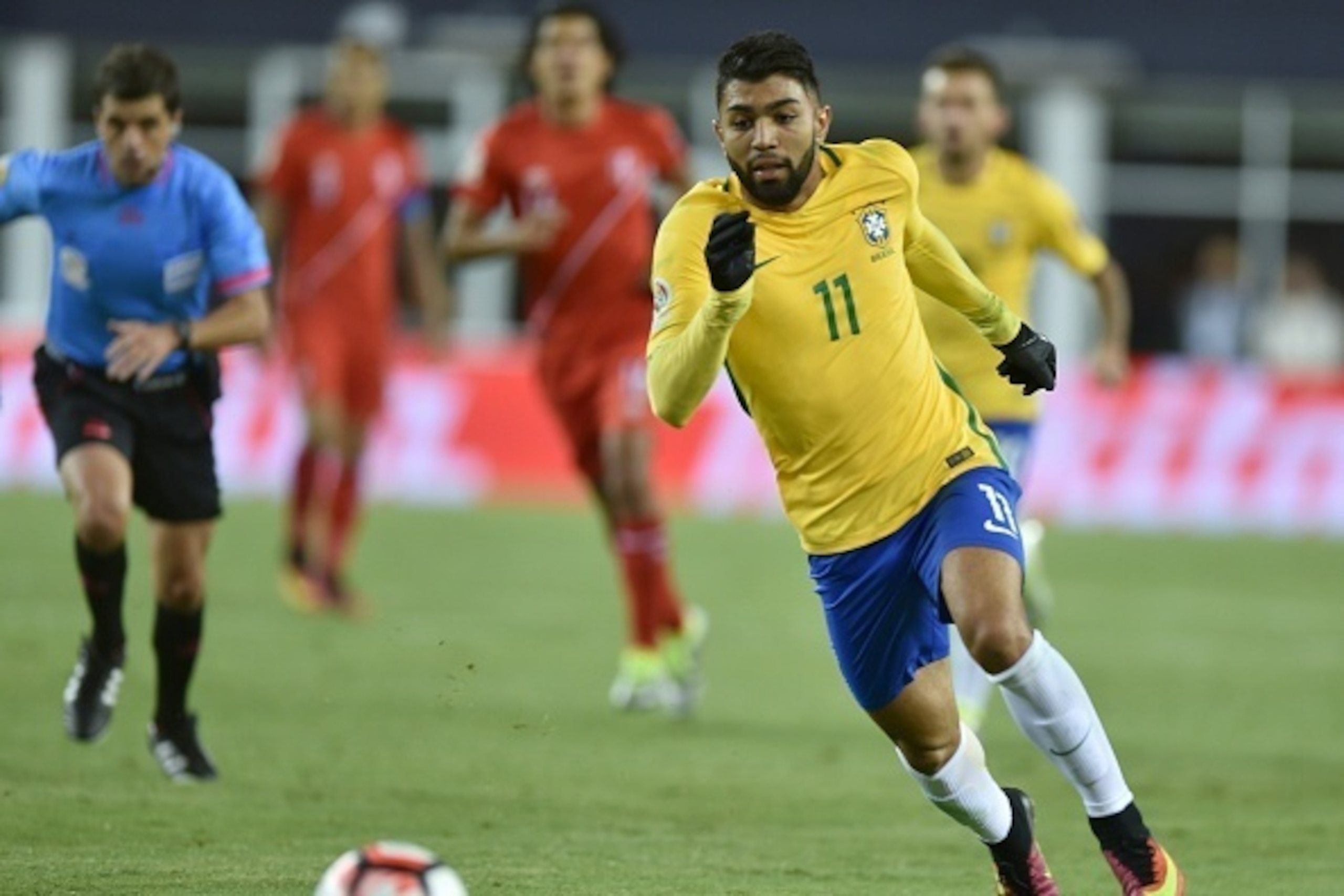 Brazil's Gabriel drives the ball during the Copa America Centenario football tournament match against Peru in Foxborough, Massachusetts, United States, on June 12, 2016.  / AFP / Hector RETAMAL        (Photo credit should read HECTOR RETAMAL/AFP/Getty Ima
