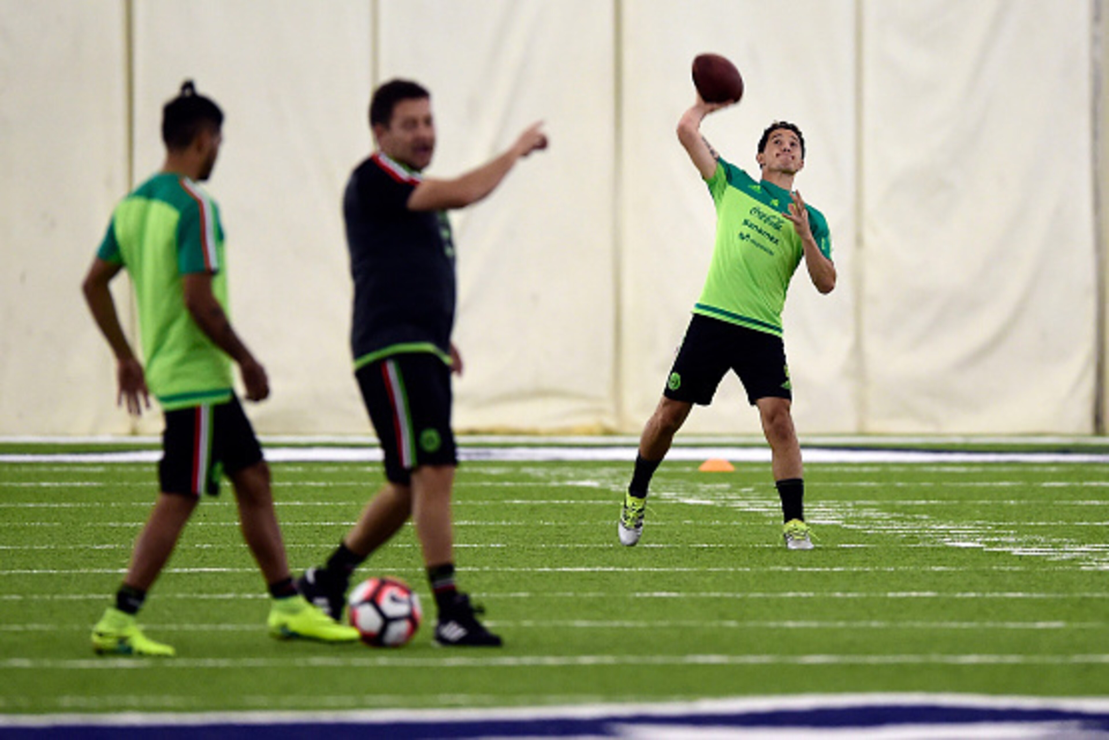 Andres Guardado (R) of Mexico warms up during a traning session at Methodist Training Center in Houston, Texas, on June 12, 2016. 
Mexico will face Venezuela on June 13 in their third match of the Copa America. / AFP / ALFREDO ESTRELLA        (Photo credi